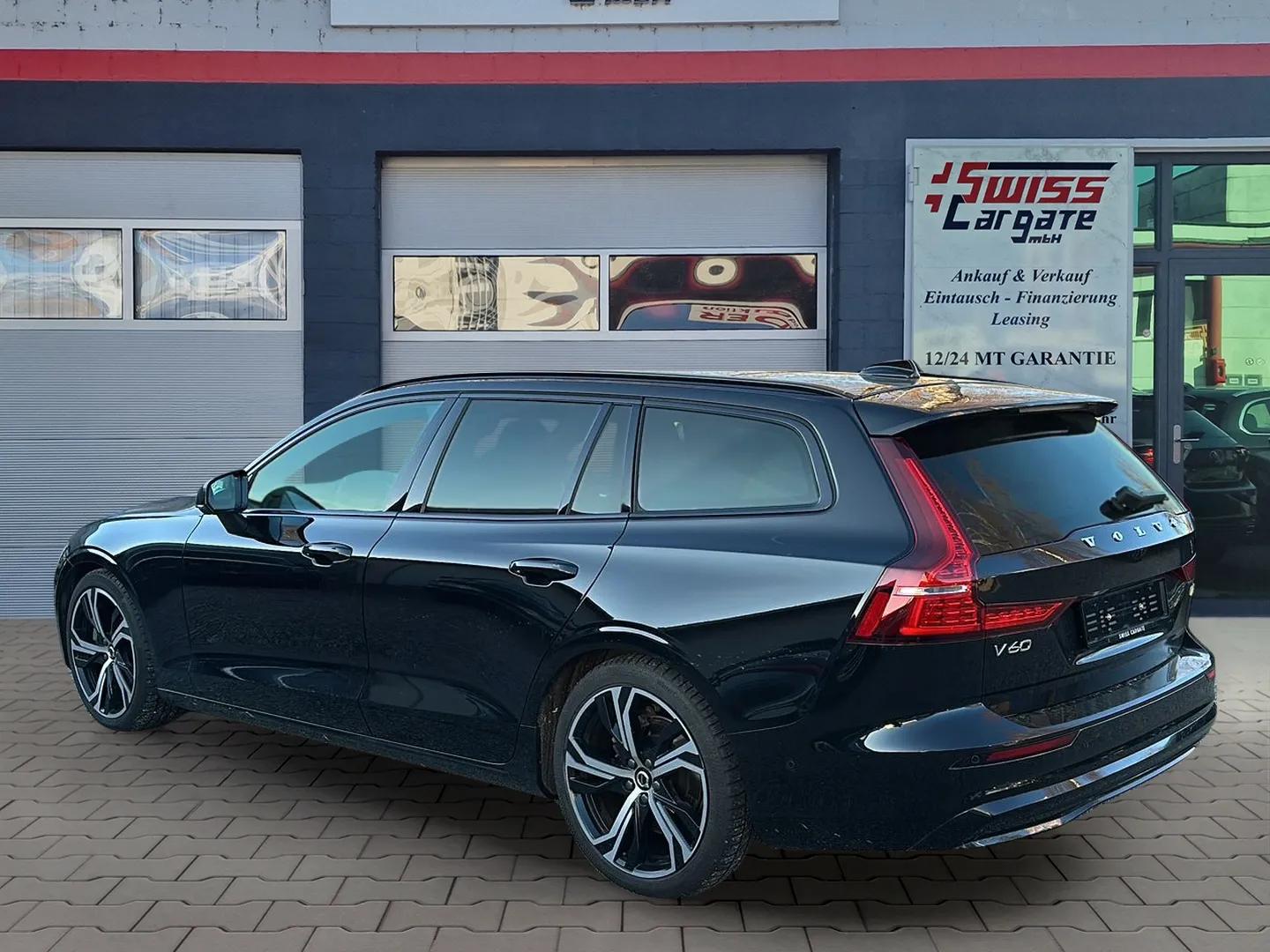VOLVO V60 B4 Benzin Mild Hybrid Ultra Dark DCT mit AHK & Panoramadach & 5J Werksgarantie oder bis 200000km-image-5