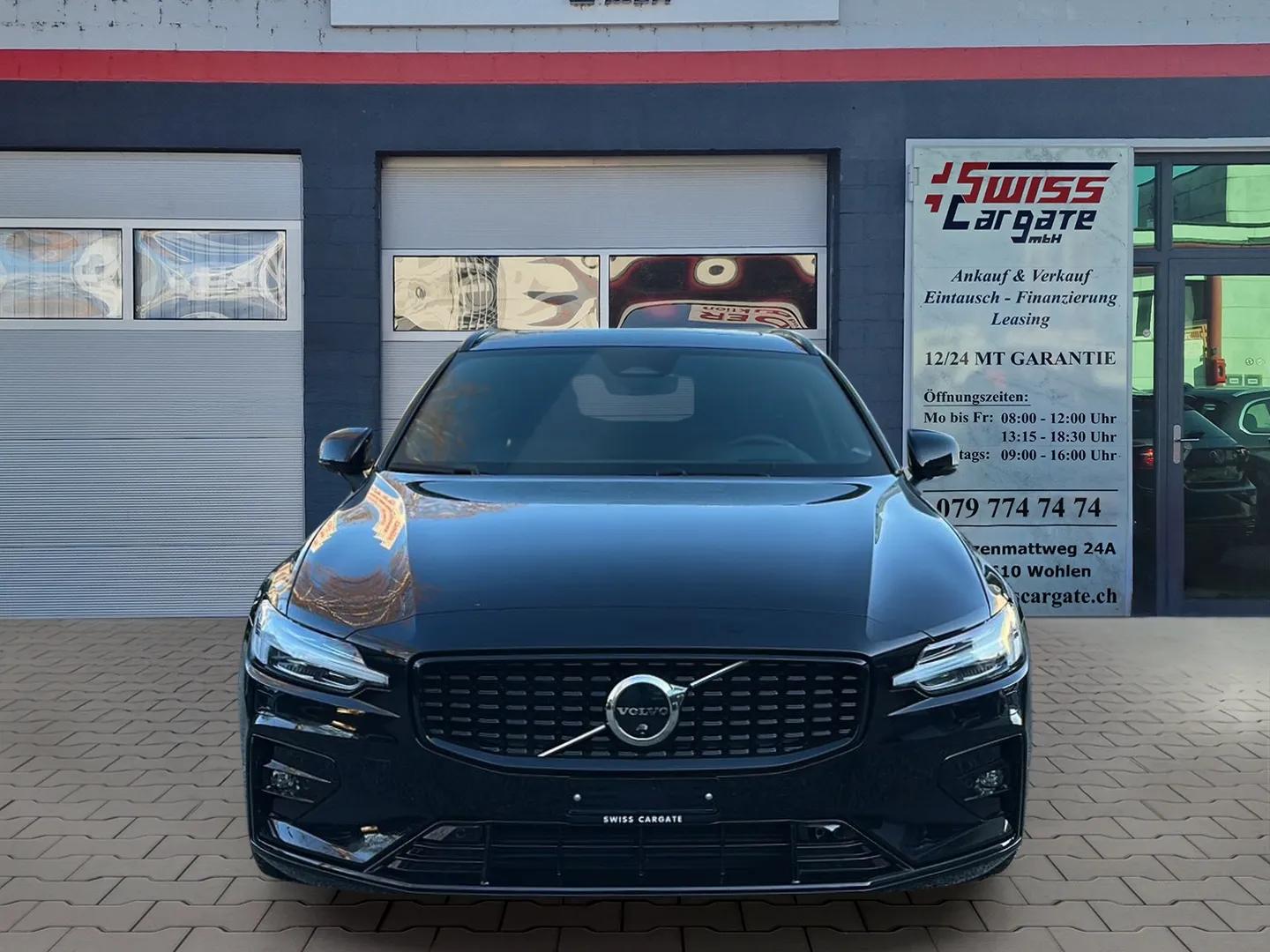 VOLVO V60 B4 Benzin Mild Hybrid Ultra Dark DCT mit AHK & Panoramadach & 5J Werksgarantie oder bis 200000km-showroom-element-2