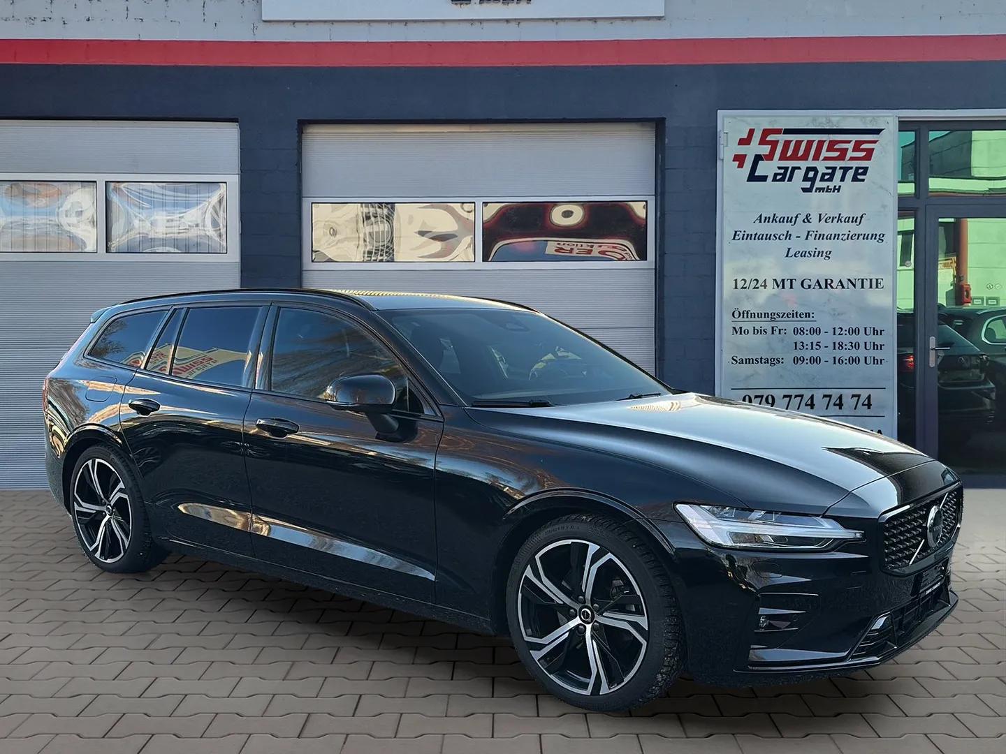 VOLVO V60 B4 Benzin Mild Hybrid Ultra Dark DCT mit AHK & Panoramadach & 5J Werksgarantie oder bis 200000km-showroom-element-1