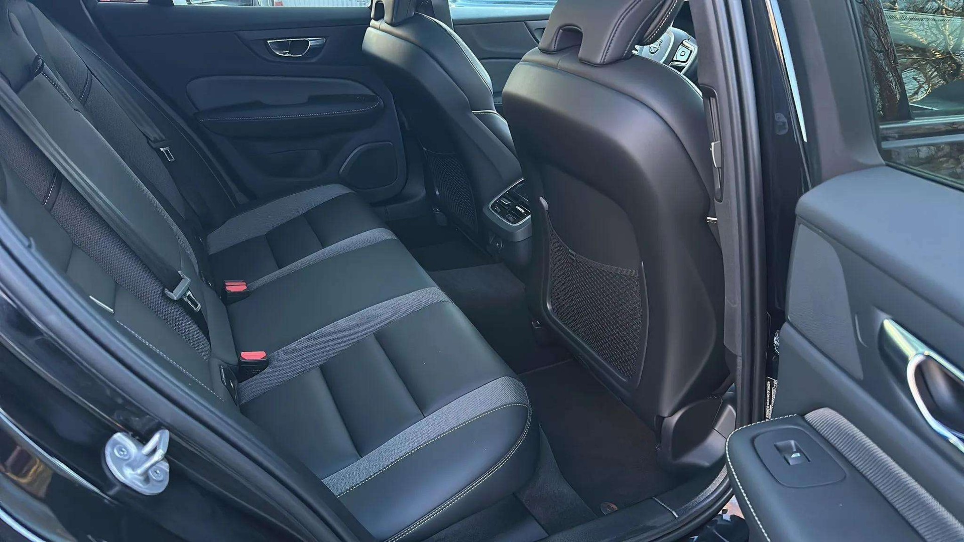 VOLVO V60 B4 Benzin Mild Hybrid Ultra Dark DCT mit AHK & Panoramadach & 5J Werksgarantie oder bis 200000km-image-13