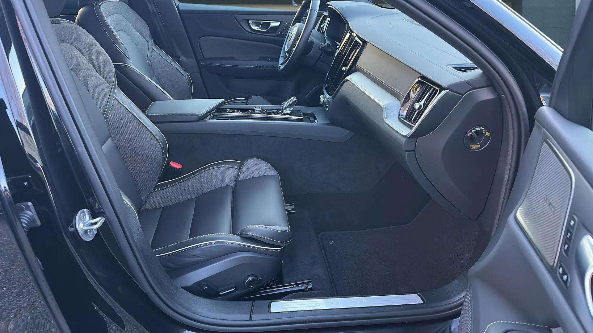 VOLVO V60 B4 Benzin Mild Hybrid Ultra Dark DCT mit AHK & Panoramadach & 5J Werksgarantie oder bis 200000km-image-11