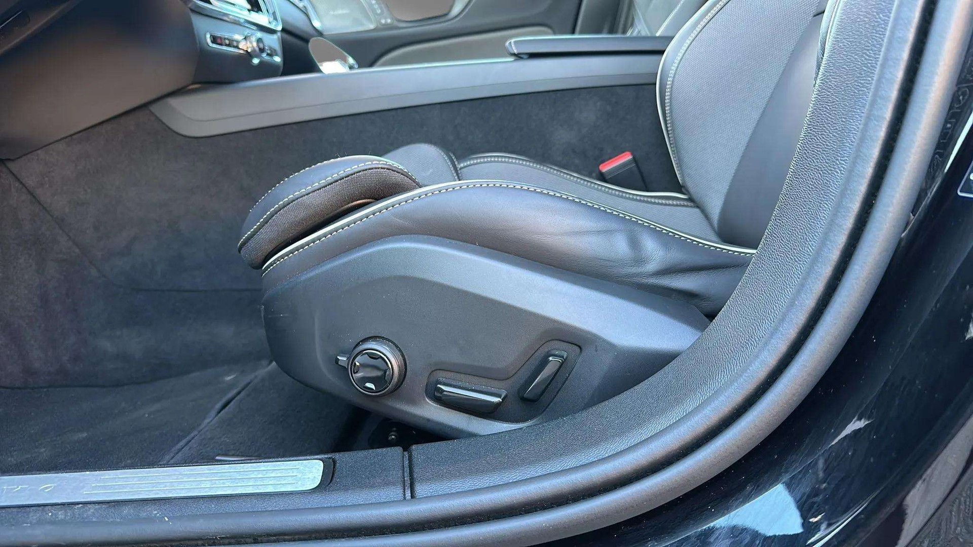 VOLVO V60 B4 Benzin Mild Hybrid Ultra Dark DCT mit AHK & Panoramadach & 5J Werksgarantie oder bis 200000km-image-22