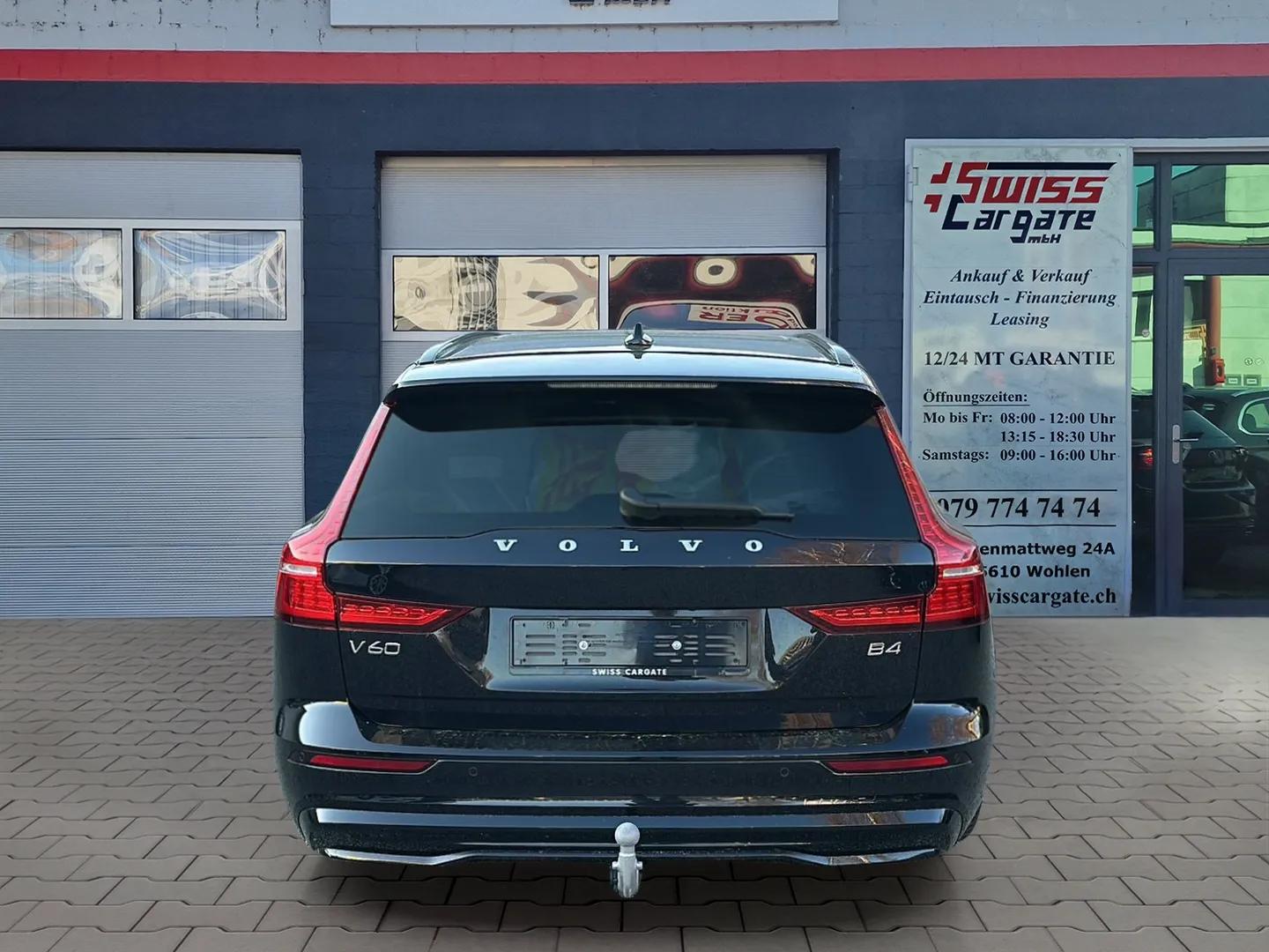 VOLVO V60 B4 Benzin Mild Hybrid Ultra Dark DCT mit AHK & Panoramadach & 5J Werksgarantie oder bis 200000km-image-6