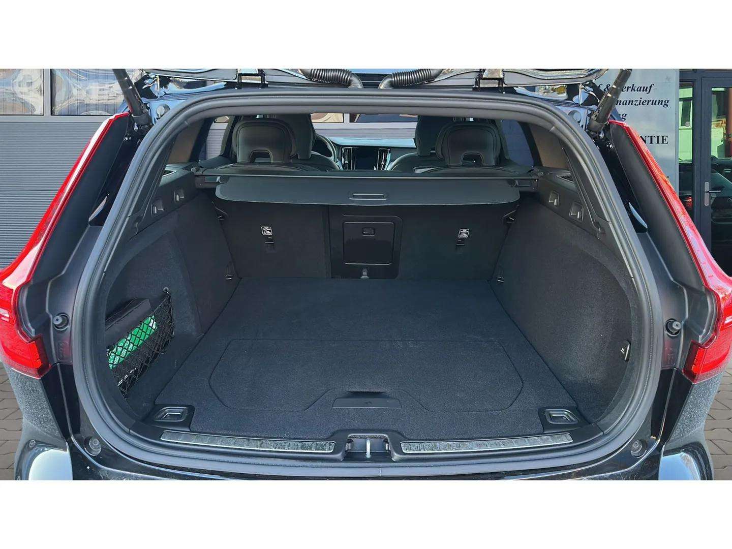 VOLVO V60 B4 Benzin Mild Hybrid Ultra Dark DCT mit AHK & Panoramadach & 5J Werksgarantie oder bis 200000km-image-14