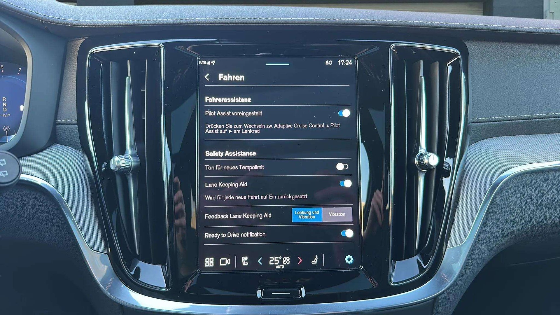 VOLVO V60 B4 Benzin Mild Hybrid Ultra Dark DCT mit AHK & Panoramadach & 5J Werksgarantie oder bis 200000km-image-18