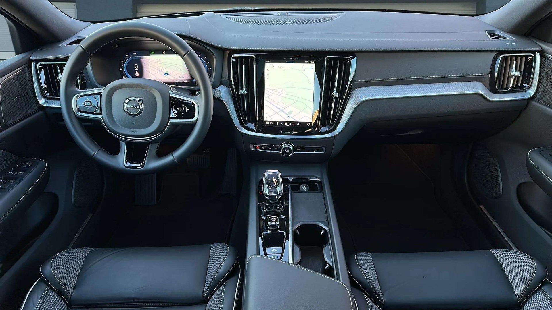 VOLVO V60 B4 Benzin Mild Hybrid Ultra Dark DCT mit AHK & Panoramadach & 5J Werksgarantie oder bis 200000km-image-9