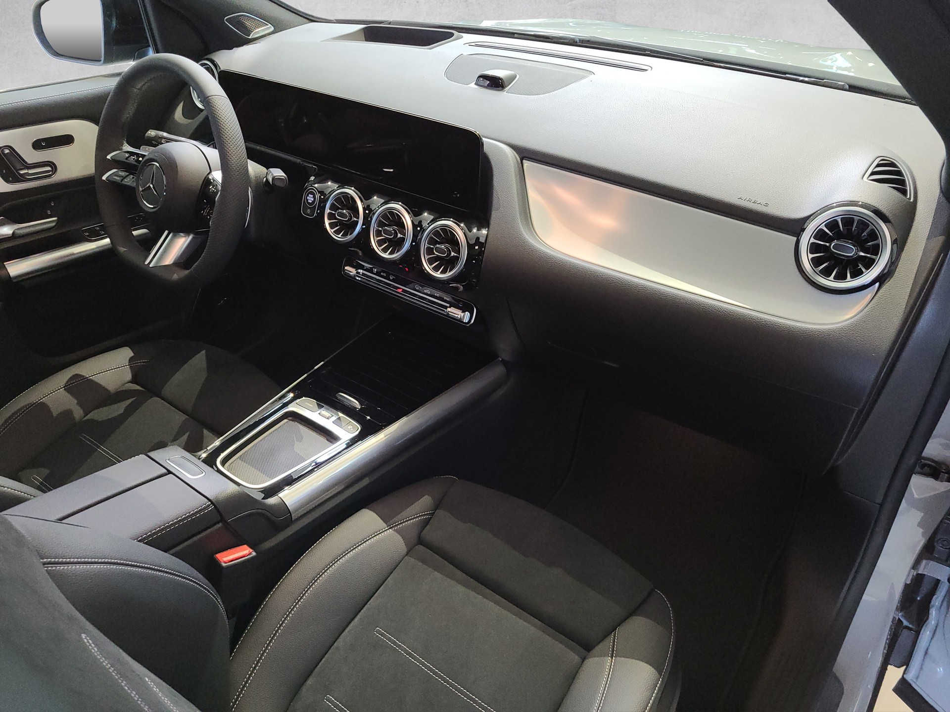MERCEDES-BENZ GLA 250 4M AMG Swiss Star "Special Edition"-image-7