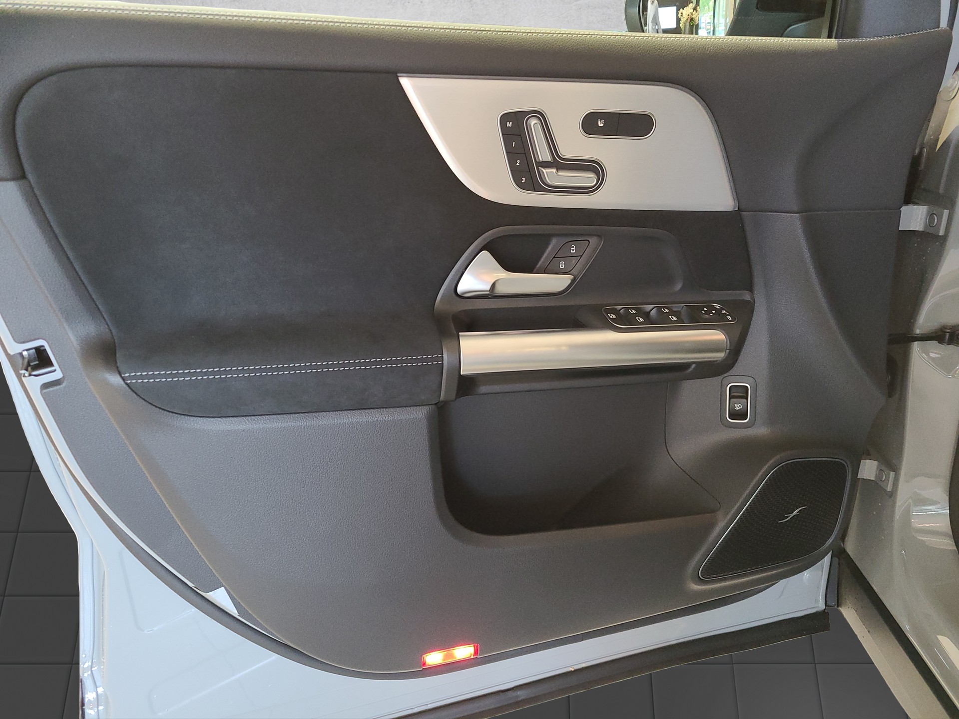 MERCEDES-BENZ GLA 250 4M AMG Swiss Star "Special Edition"-image-8