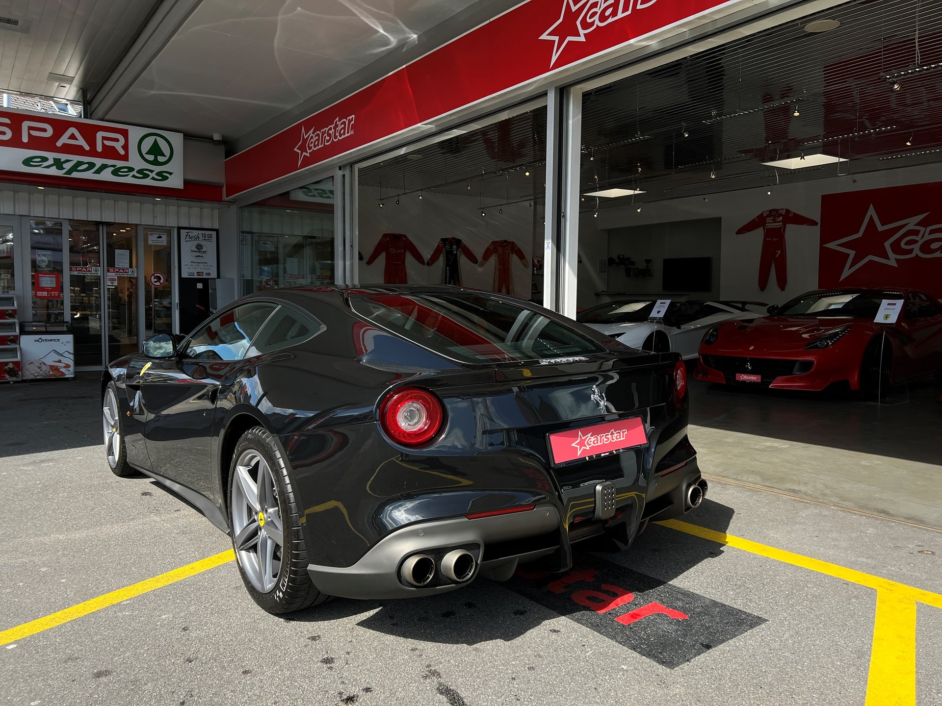 FERRARI F12 Berlinetta-showroom-element-2