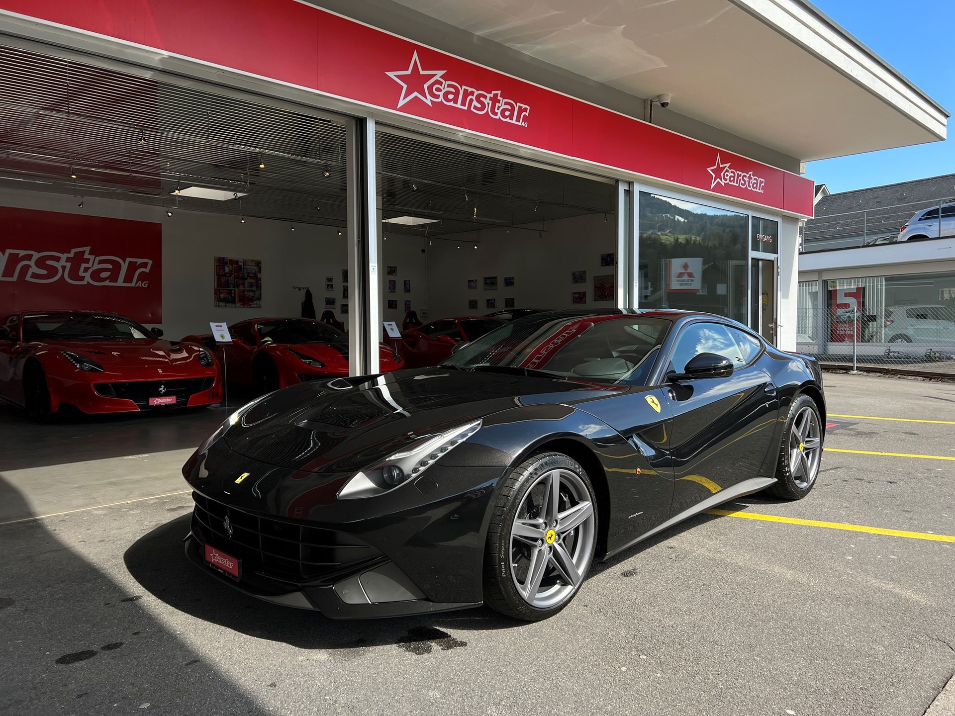 FERRARI F12 Berlinetta-showroom-element-1
