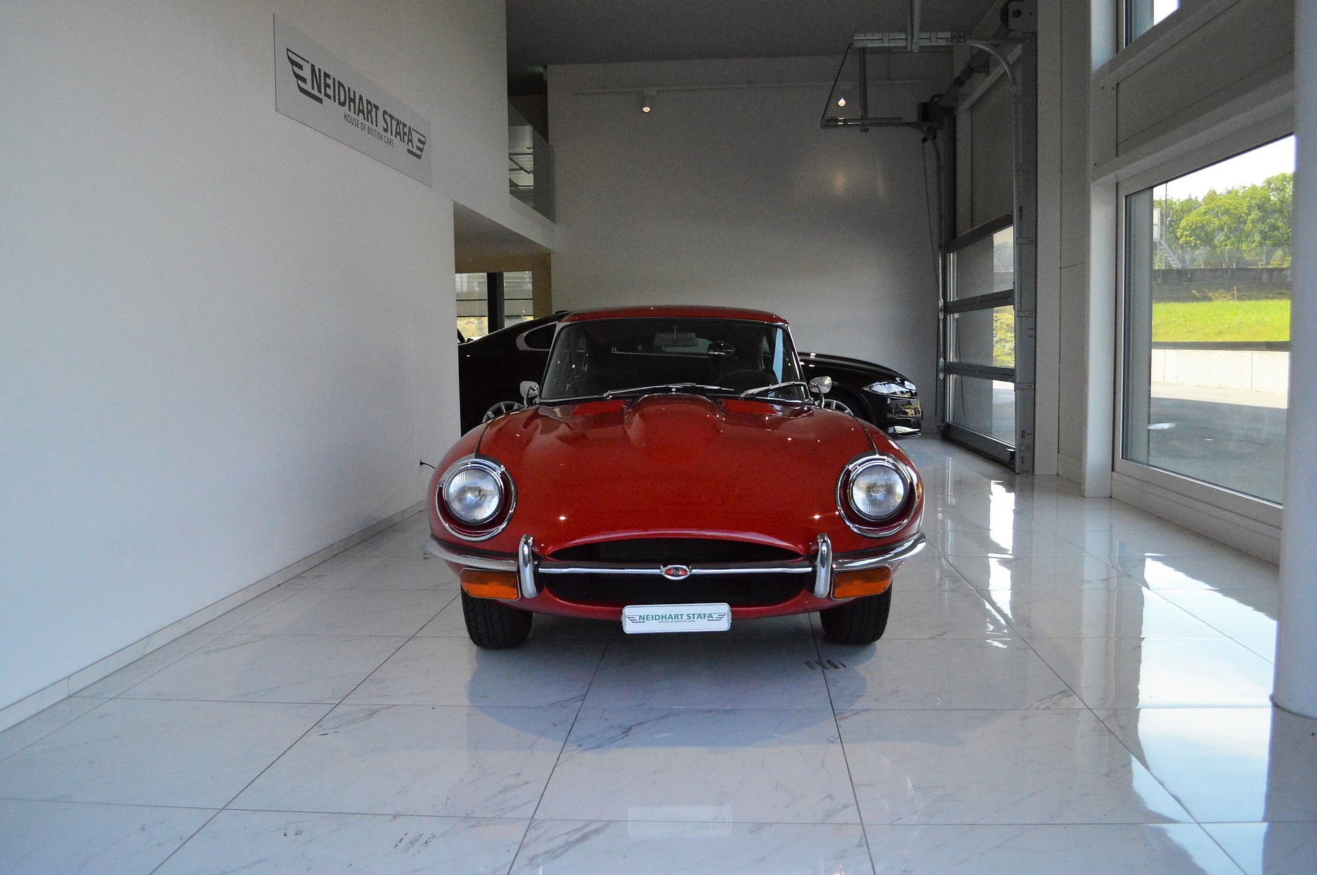 JAGUAR E-Type 4.2L Serie 2 Coupé-showroom-element-1
