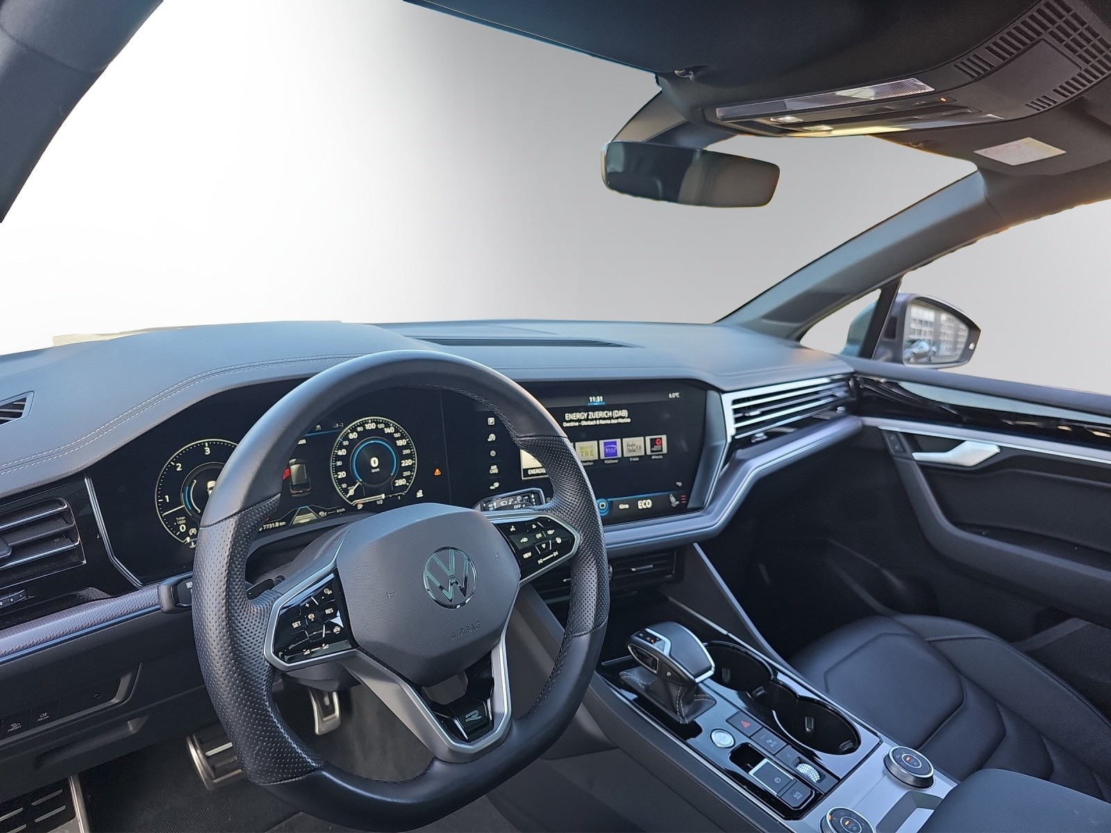 VW Touareg 3.0 TDI R Line-image-13