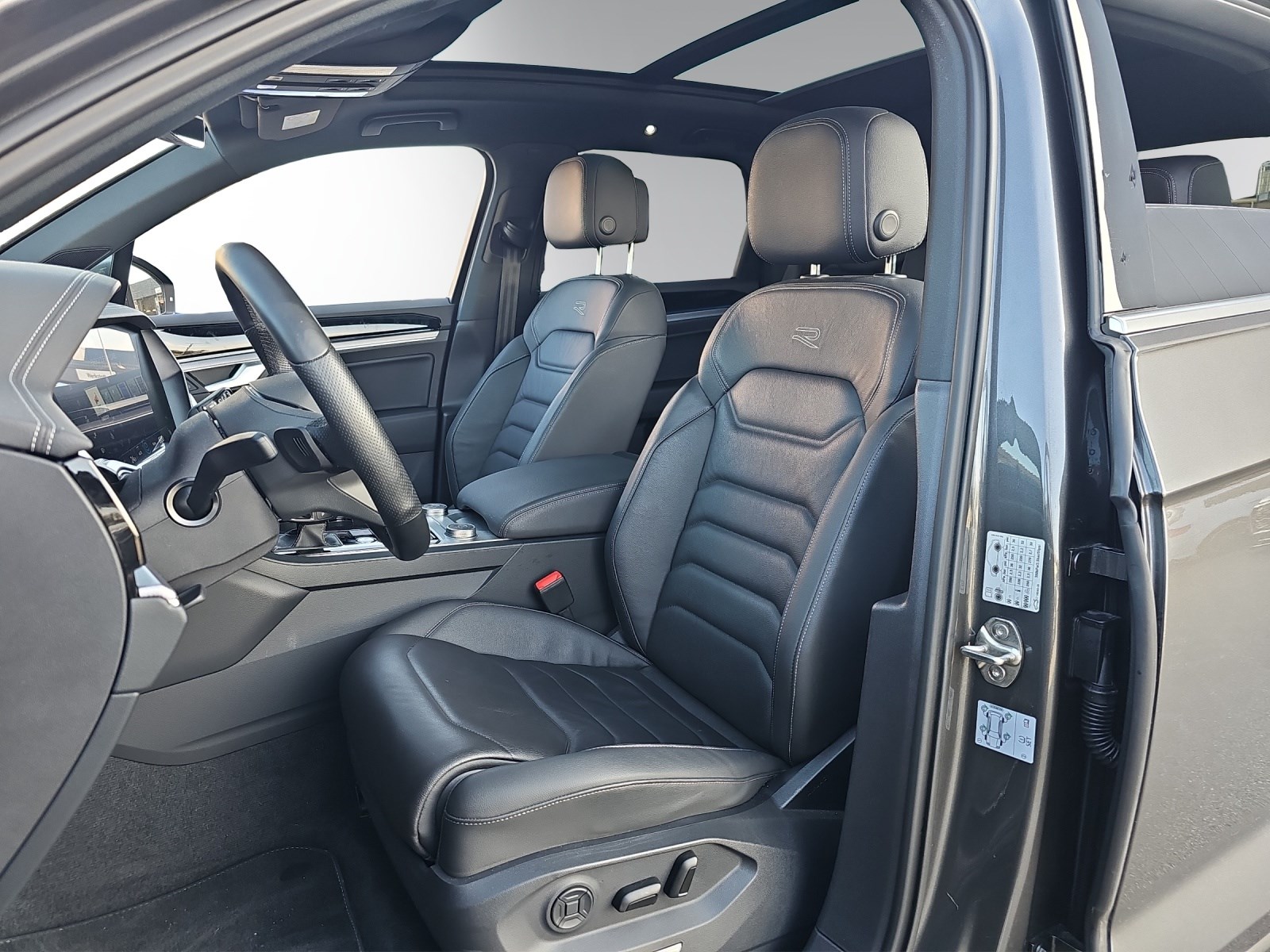 VW Touareg 3.0 TDI R Line-image-8