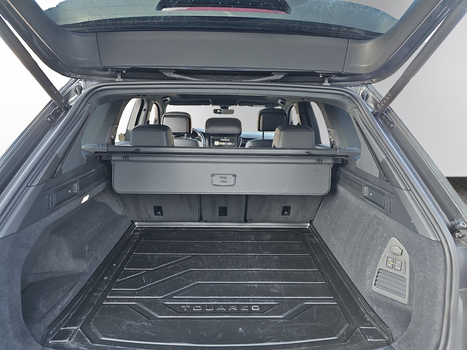 VW Touareg 3.0 TDI R Line-image-10