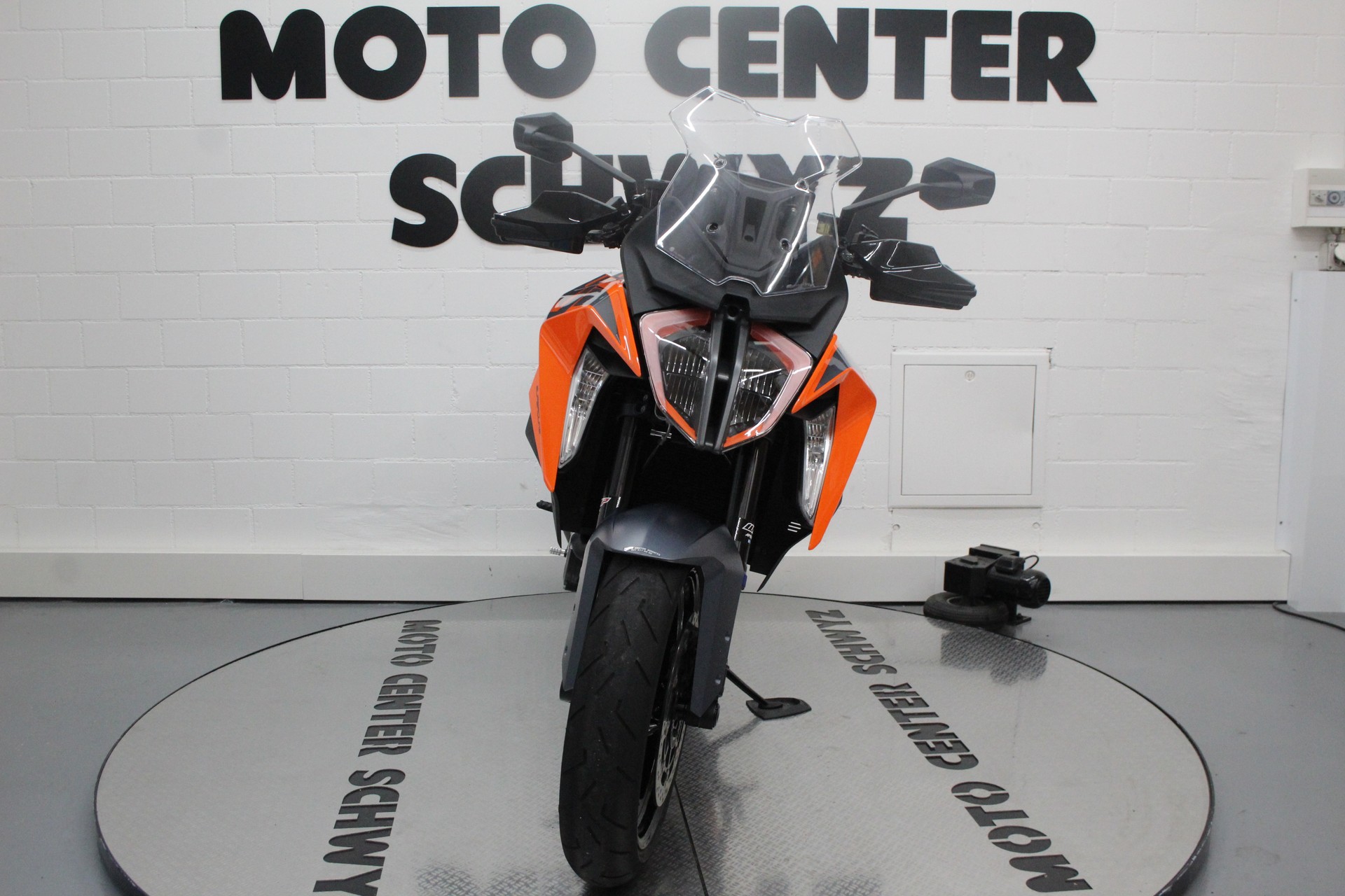 KTM 1290 Super Duke GT MY 2023-image-3