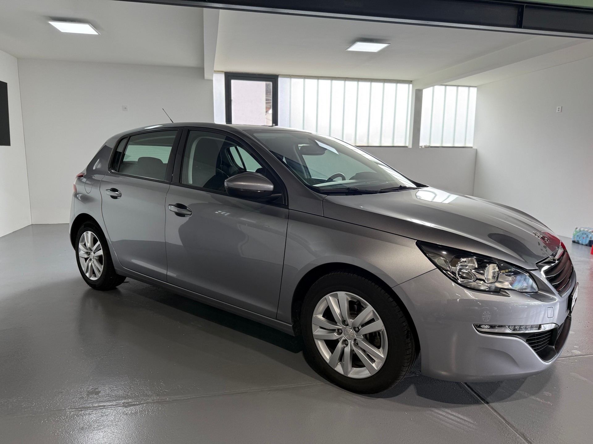 PEUGEOT 308 1.2 THP Active-image-1