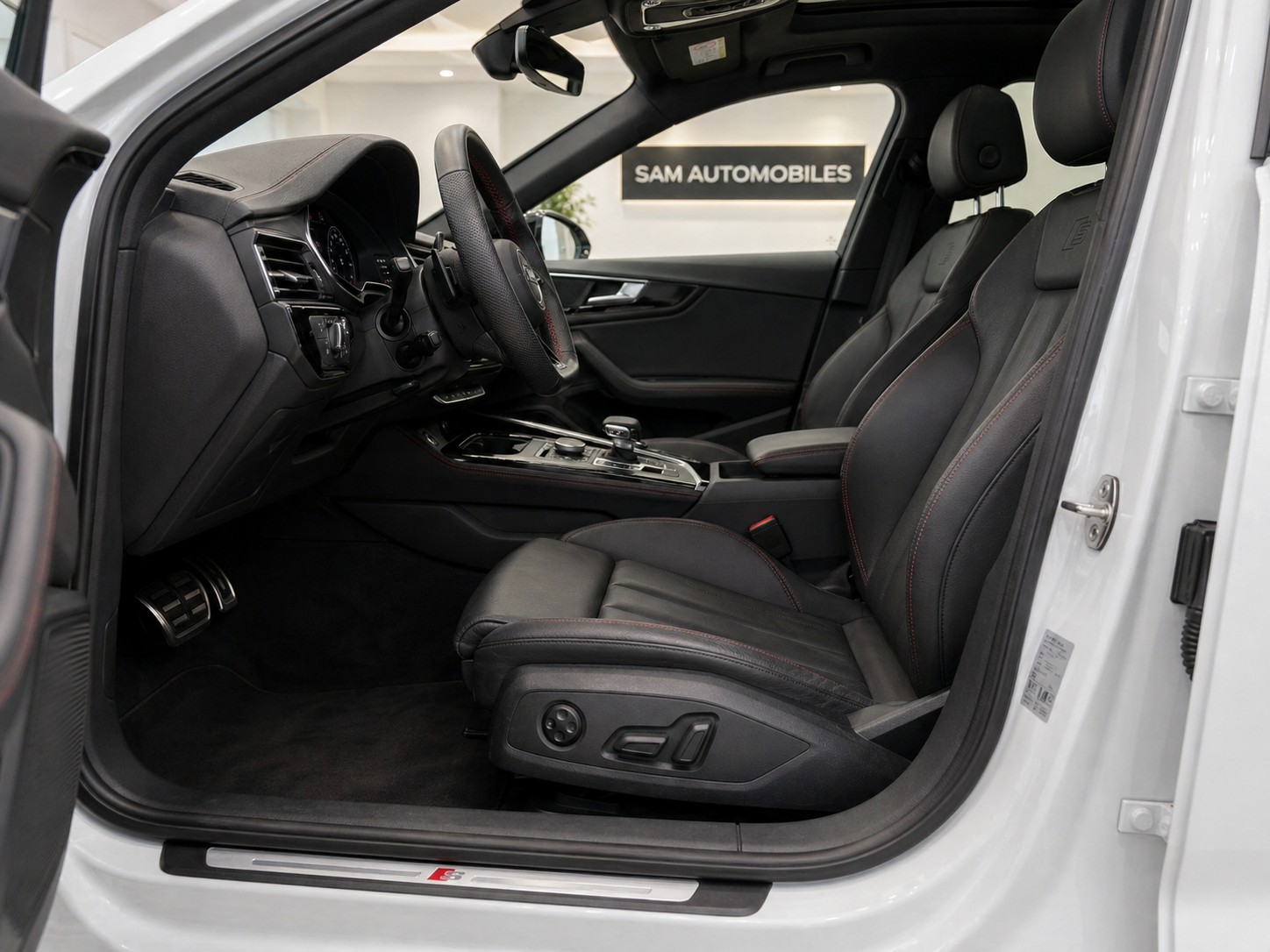 AUDI A4 Avant 2.0 TFSI Design quattro S-tronic S-LINE-image-7