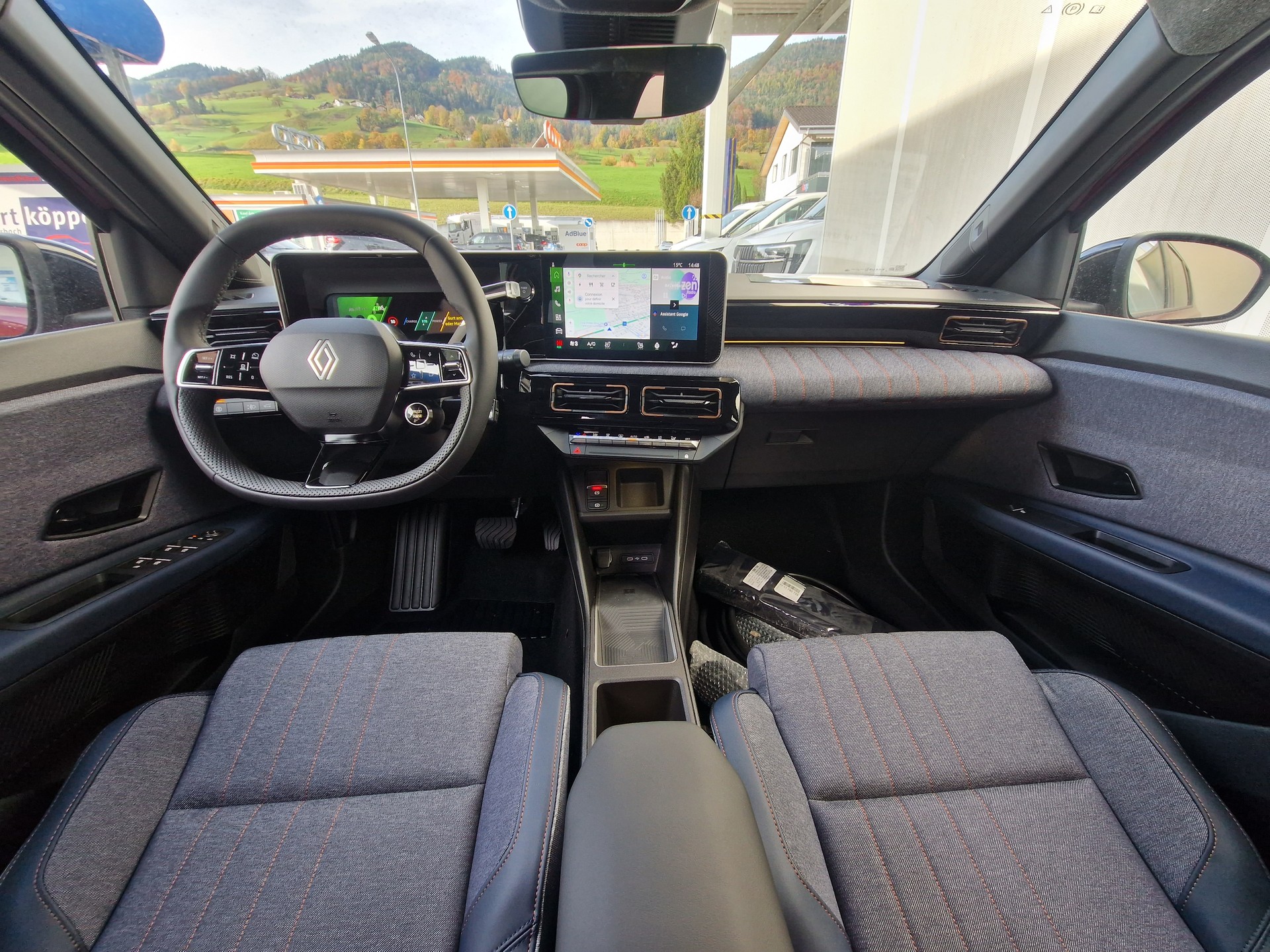 RENAULT R4 E-Tech Comfort Range 52 kWh Techno-image-8