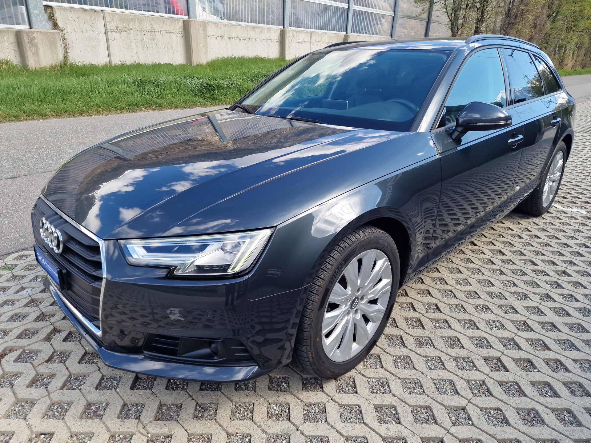 AUDI A4 Avant 2.0 TDI Design S-tronic-image-2