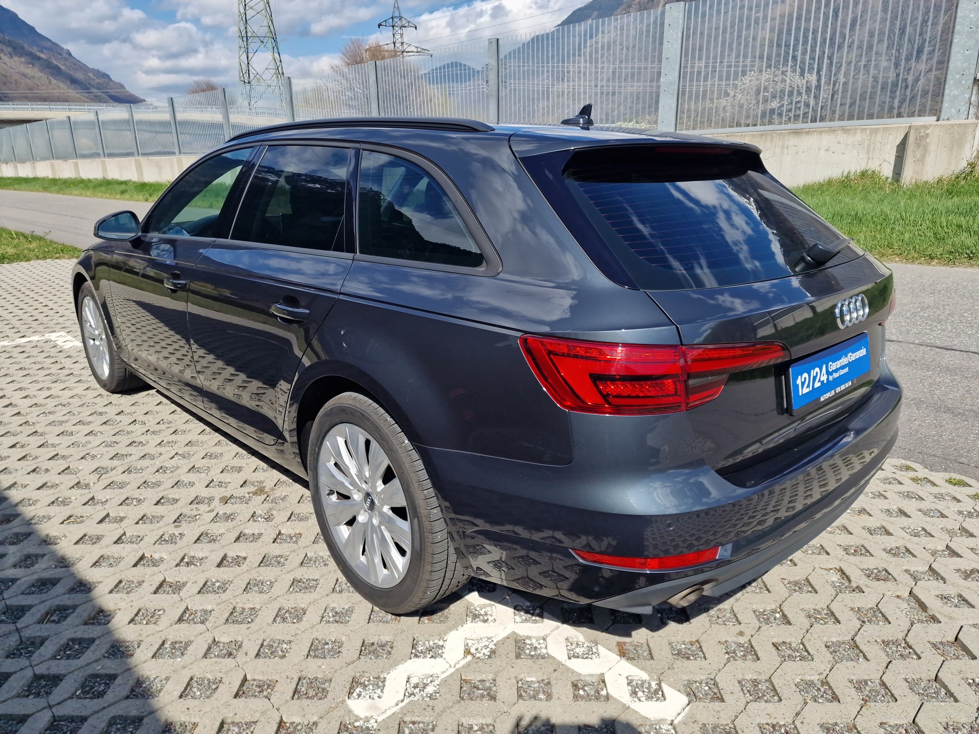 AUDI A4 Avant 2.0 TDI Design S-tronic-image-3