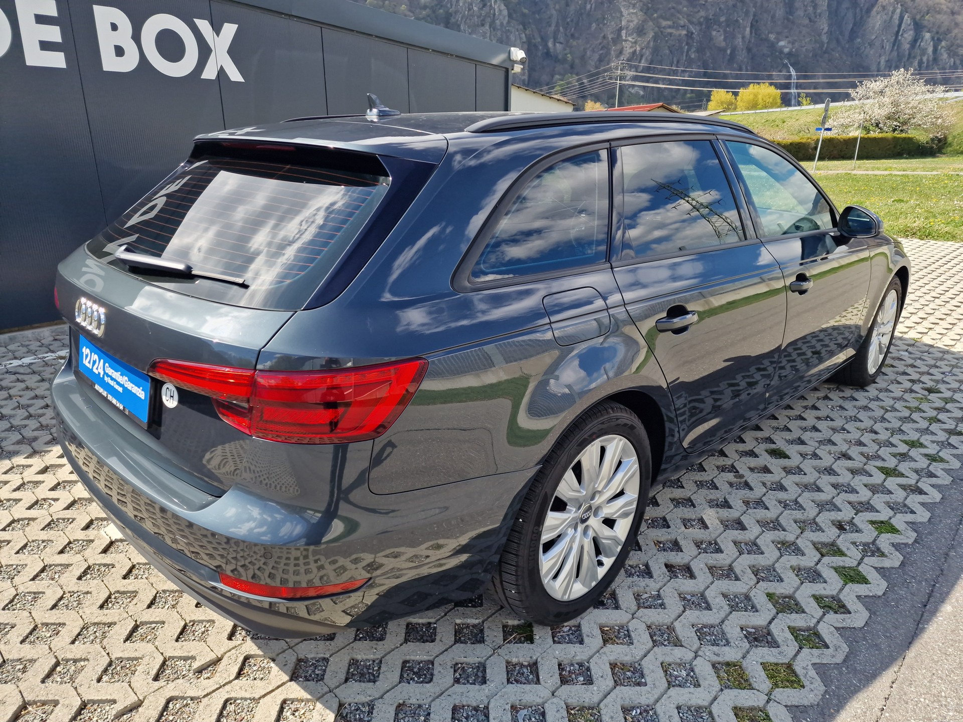 AUDI A4 Avant 2.0 TDI Design S-tronic-image-4