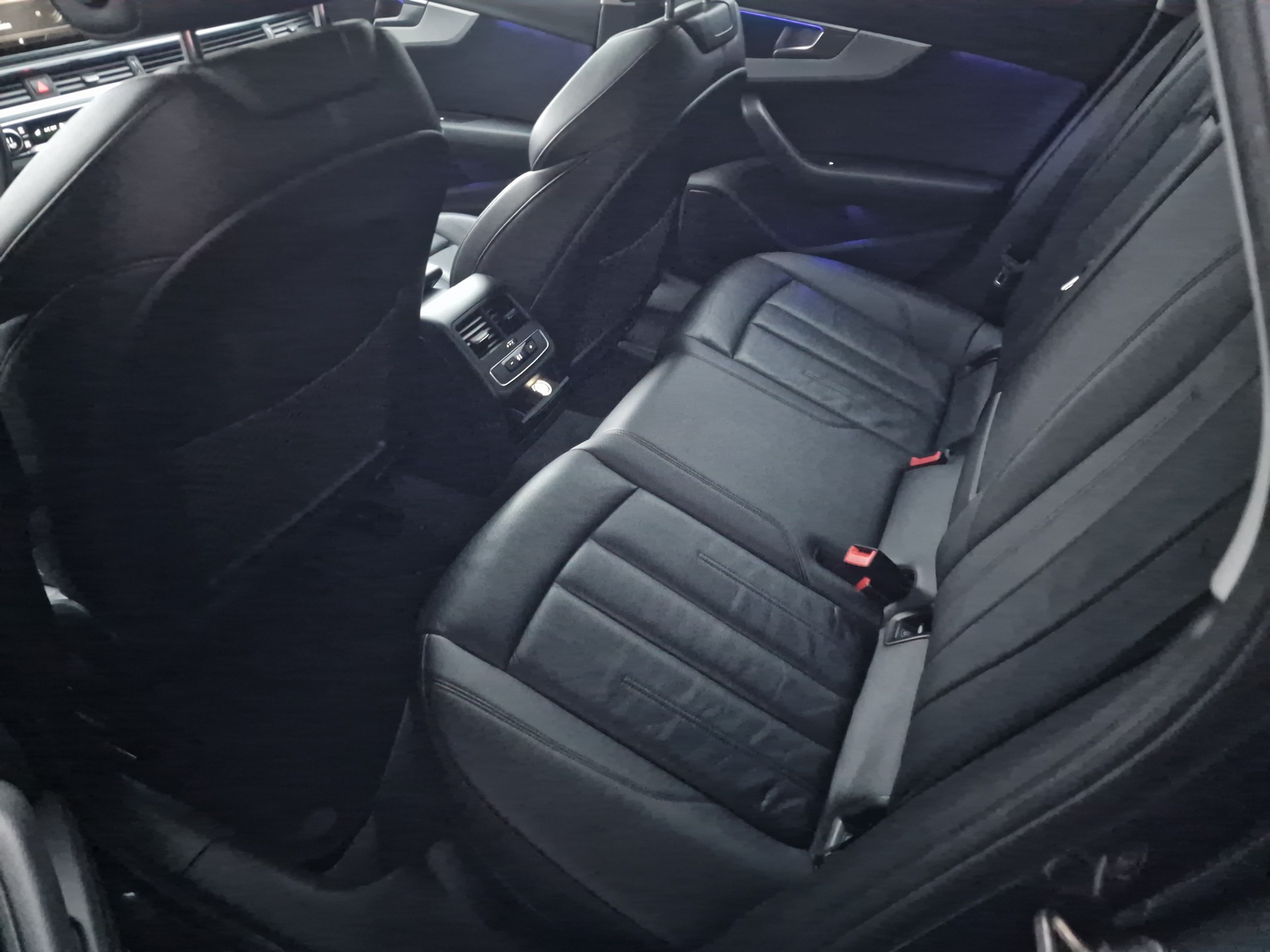AUDI A4 Avant 2.0 TDI Design S-tronic-image-8