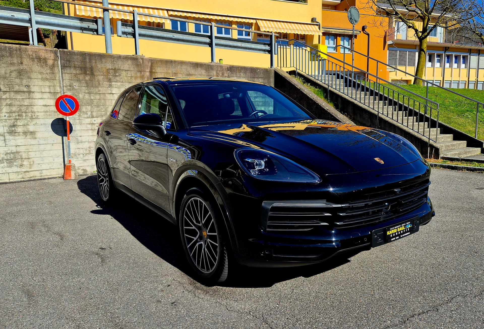 PORSCHE Cayenne E-Hybrid-image-1