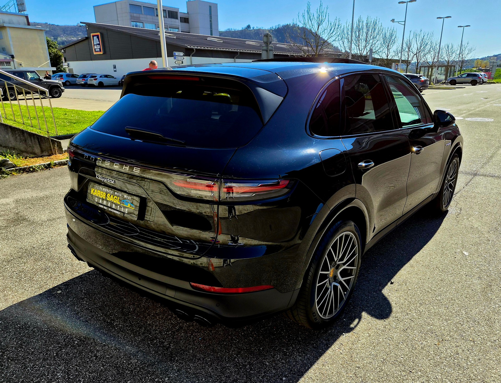PORSCHE Cayenne E-Hybrid-image-2