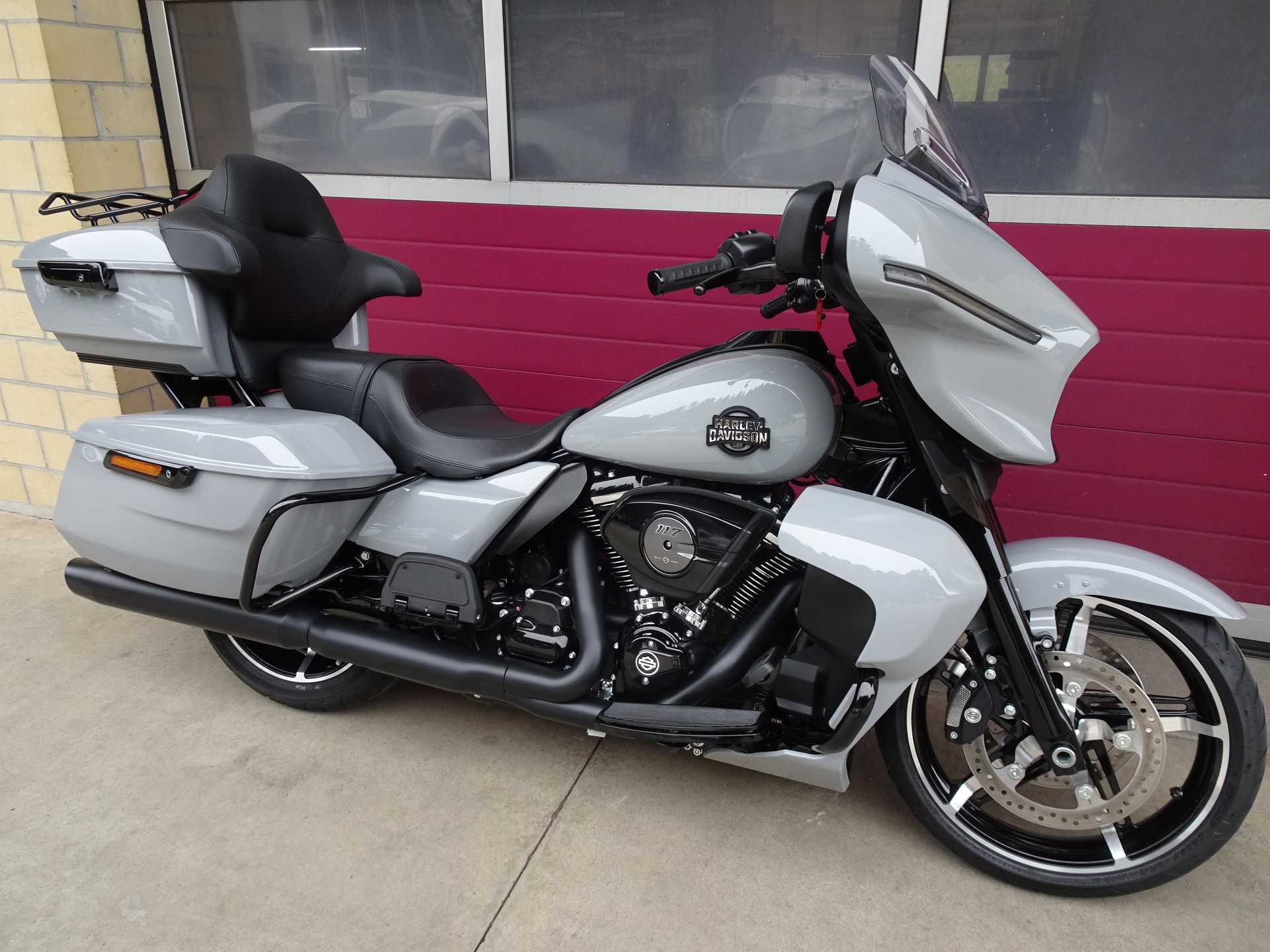 HARLEY-DAVIDSON FLHXU Street Glide Ultra 117-showroom-element-2