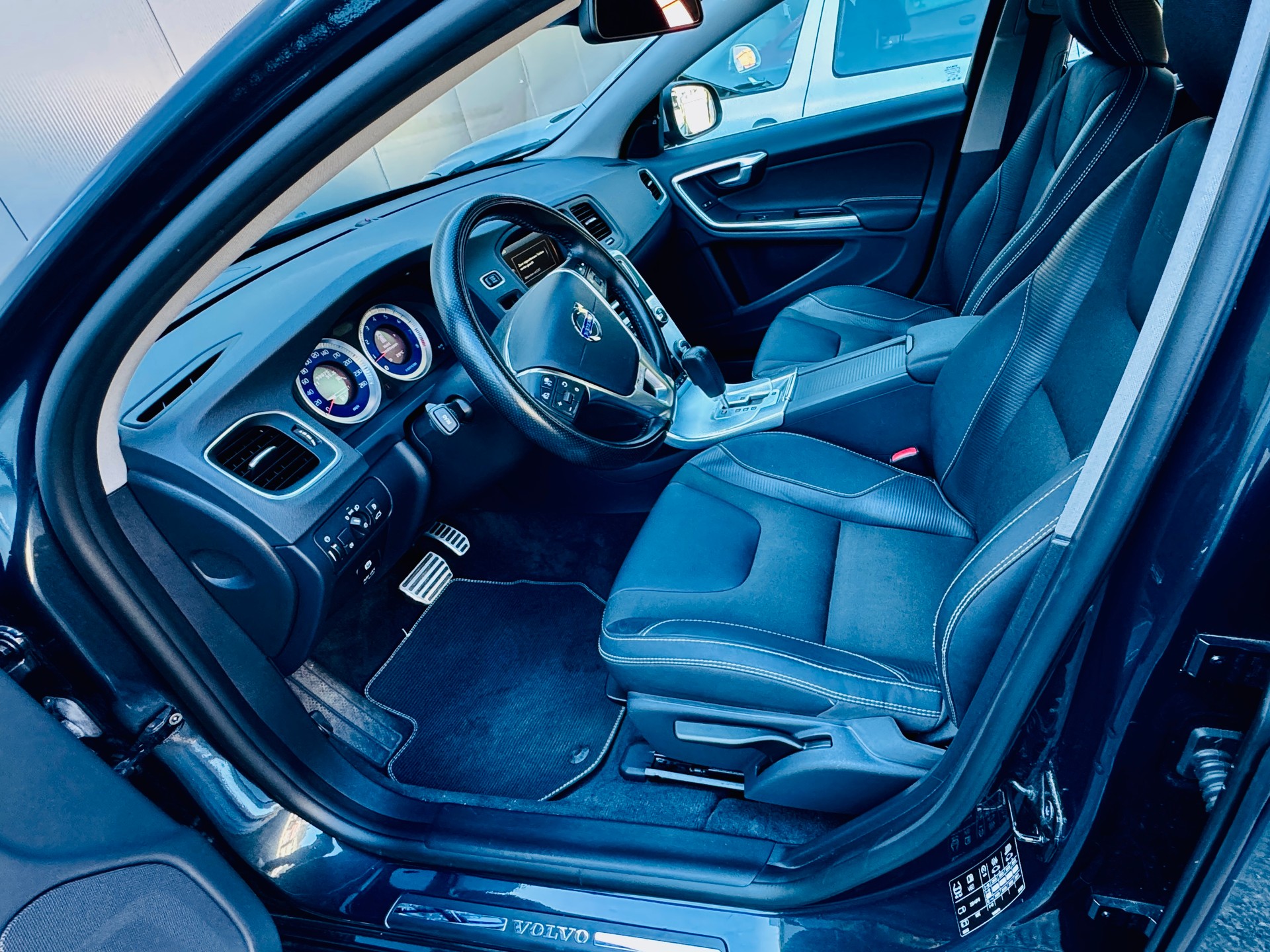 VOLVO V60 T5 R-Design Powershift-image-10