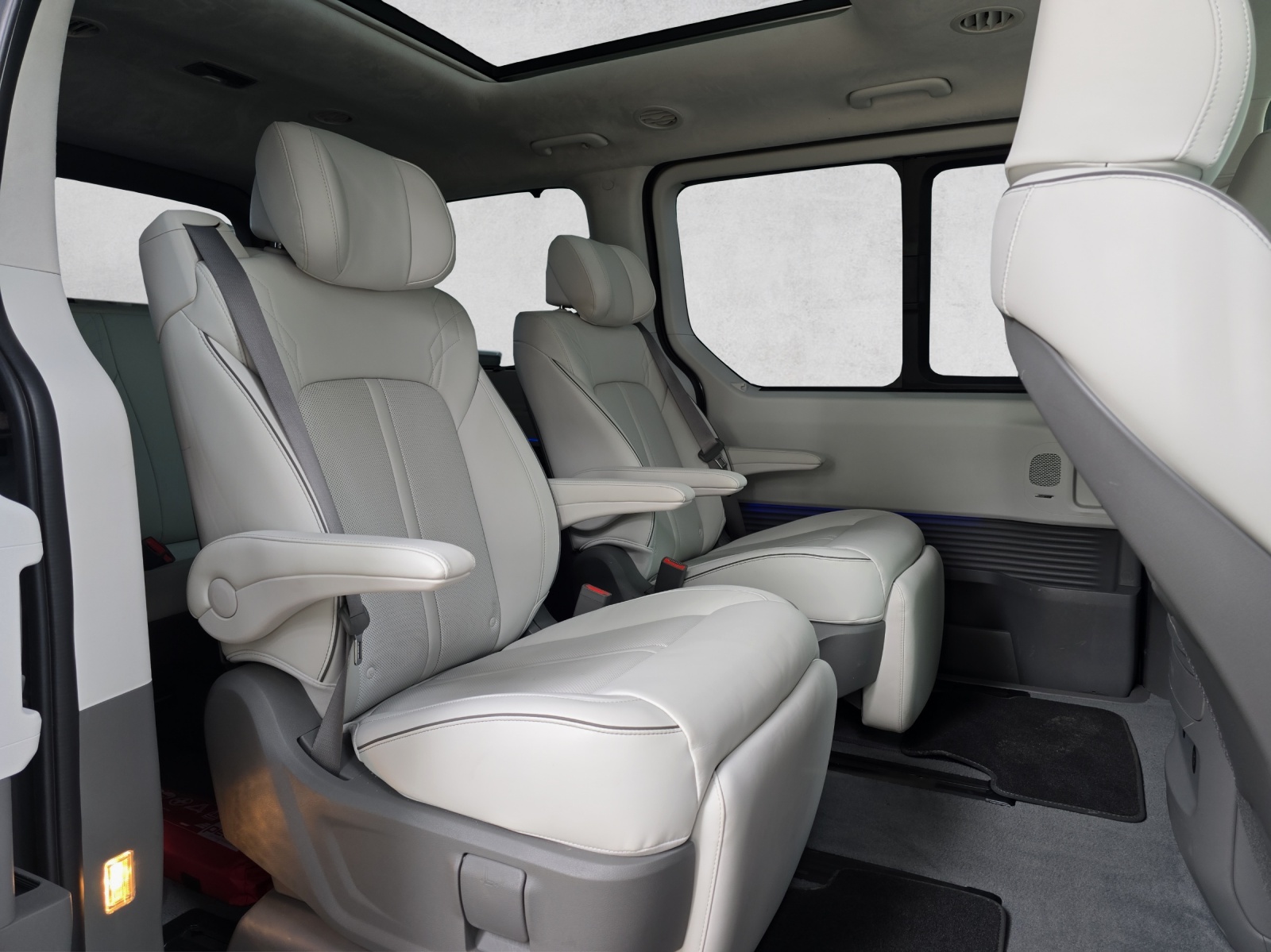 HYUNDAI Staria Premium 2.2 CRDI HEV SIGNATURE A-image-15