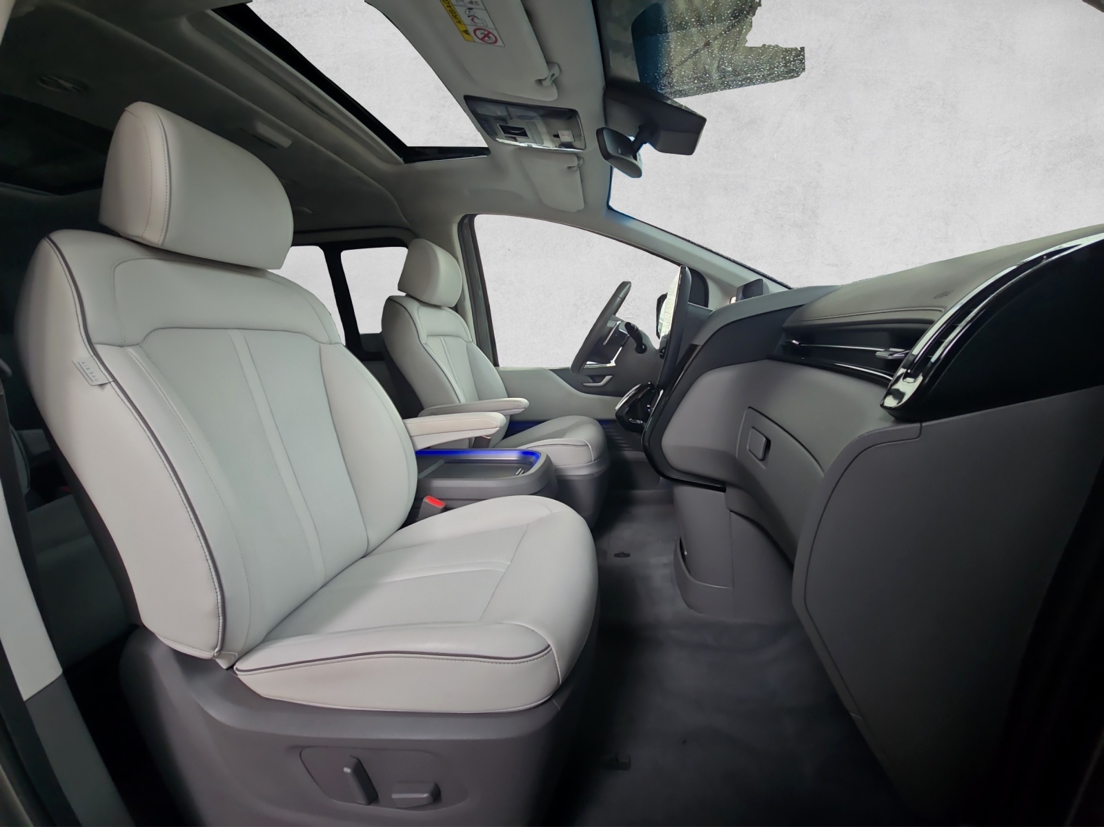 HYUNDAI Staria Premium 2.2 CRDI HEV SIGNATURE A-image-16