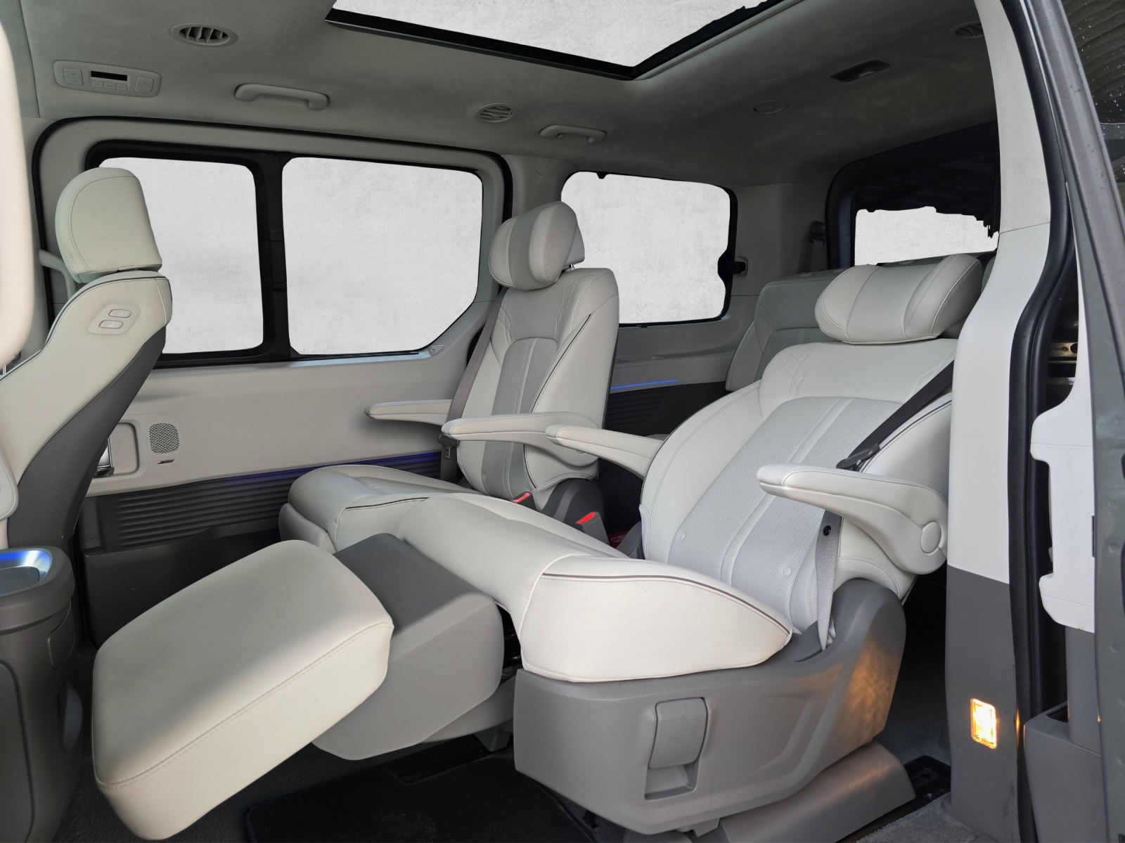 HYUNDAI Staria Premium 2.2 CRDI HEV SIGNATURE A-image-11