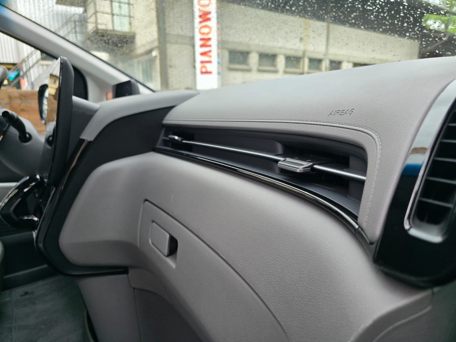 HYUNDAI Staria Premium 2.2 CRDI HEV SIGNATURE A-image-17