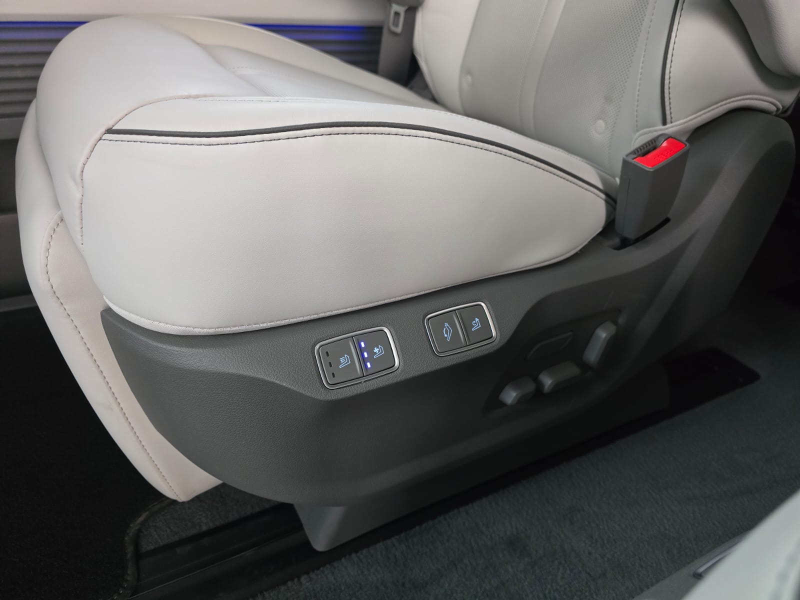 HYUNDAI Staria Premium 2.2 CRDI HEV SIGNATURE A-image-12
