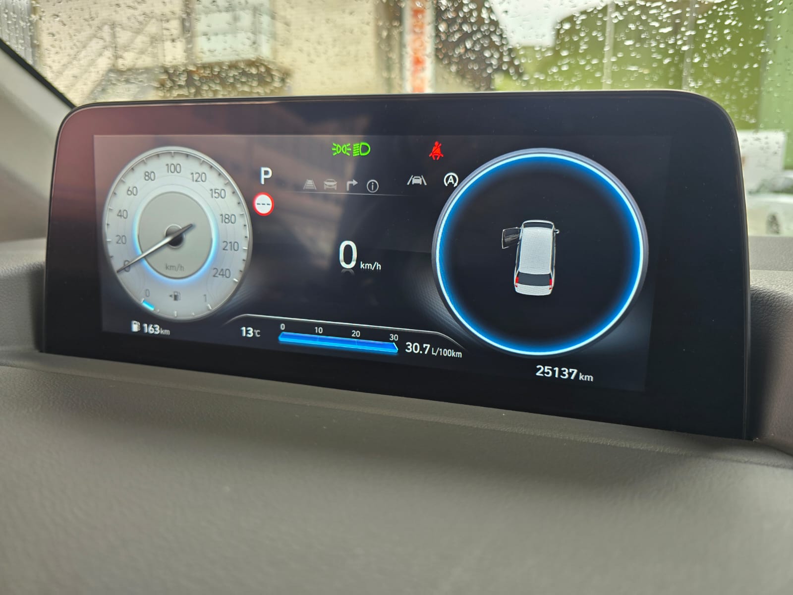 HYUNDAI Staria Premium 2.2 CRDI HEV SIGNATURE A-image-22