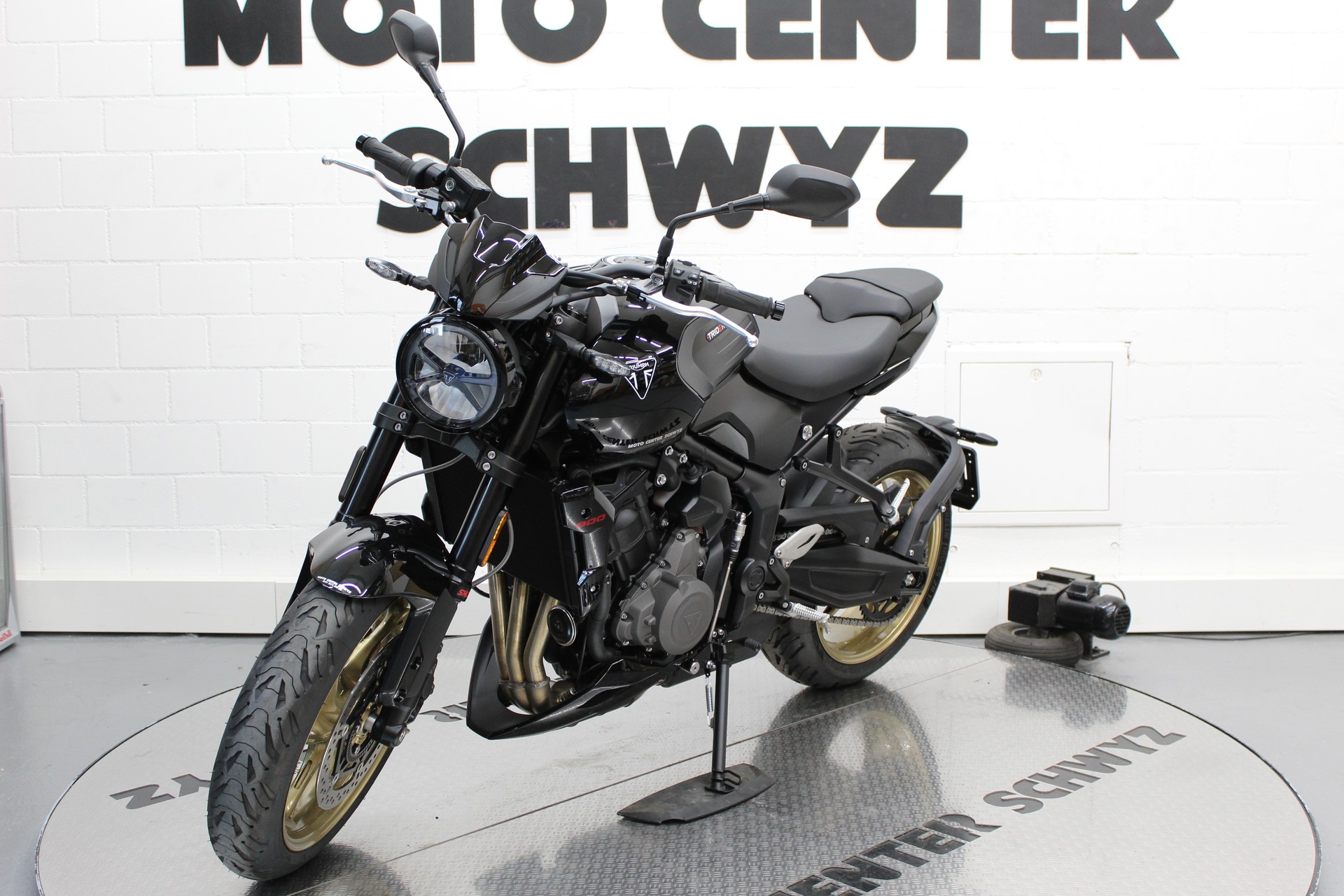 TRIUMPH Trident 800-image-2