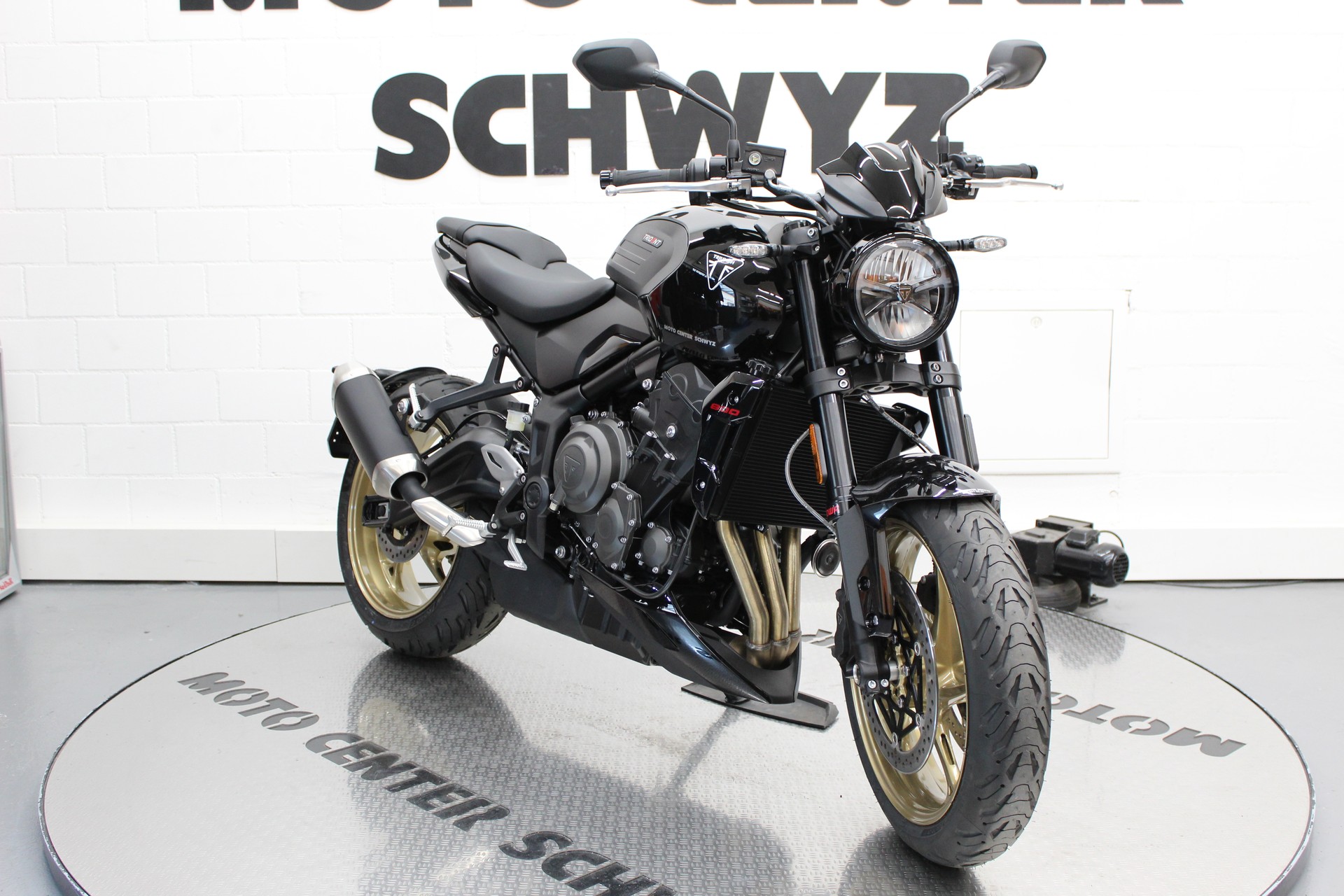 TRIUMPH Trident 800-image-1