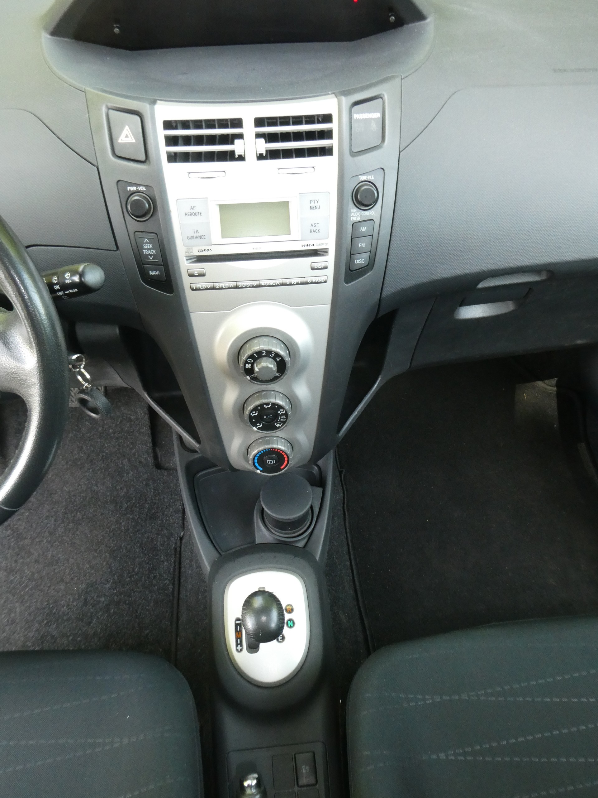 TOYOTA Yaris 1.3 Linea Sol-image-11