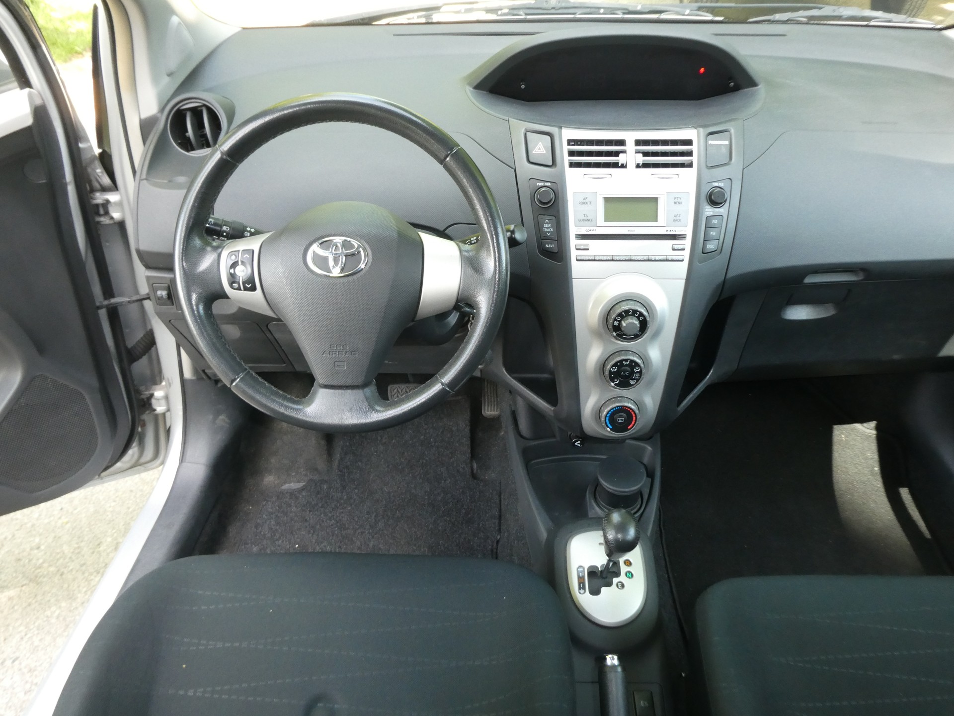 TOYOTA Yaris 1.3 Linea Sol-image-10