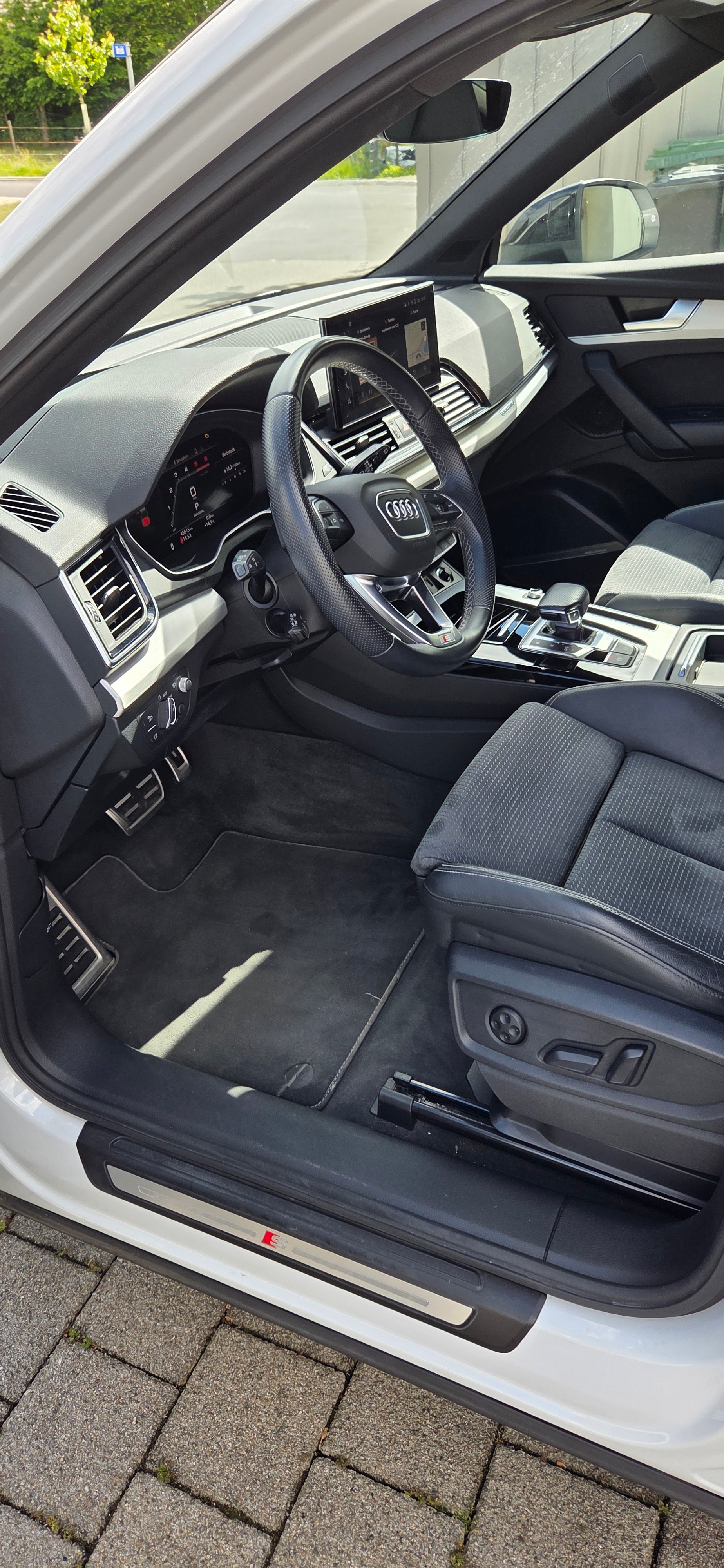 AUDI Q5 SB 40 TDI Black Edition quattro S-Tronic-image-6