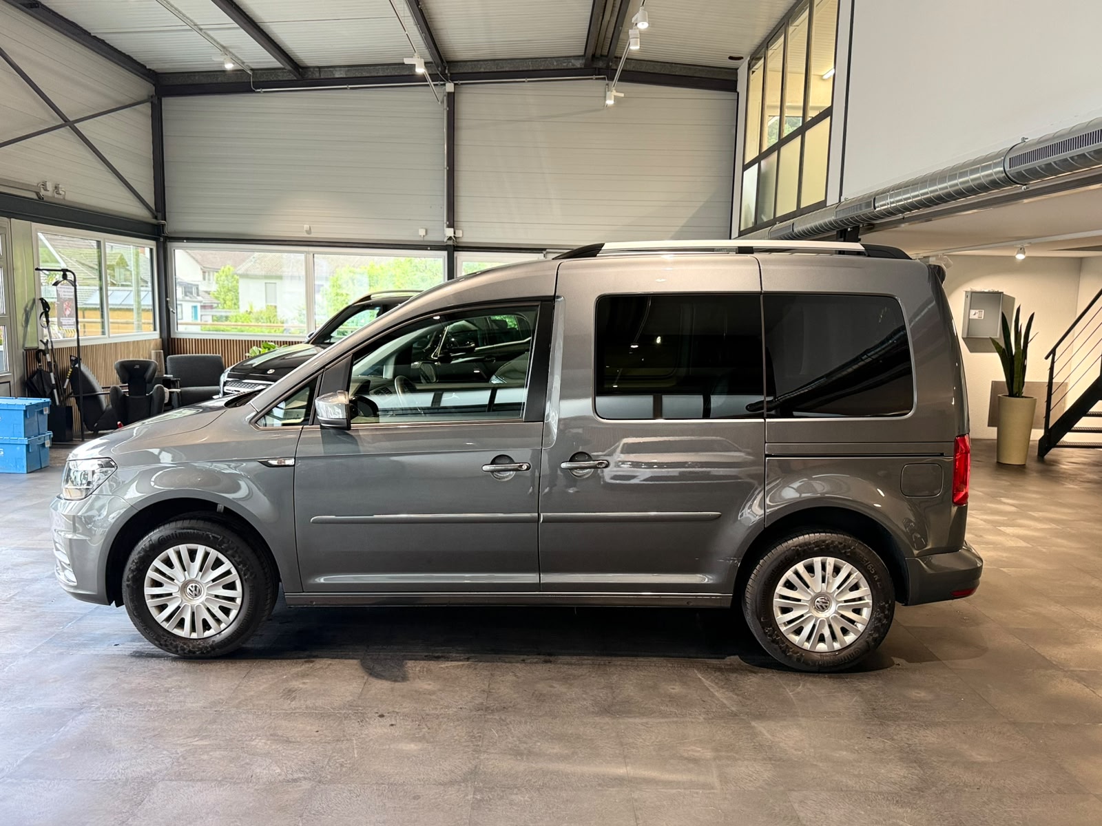 VW Caddy 1.0 TSI Trendline-showroom-element-1