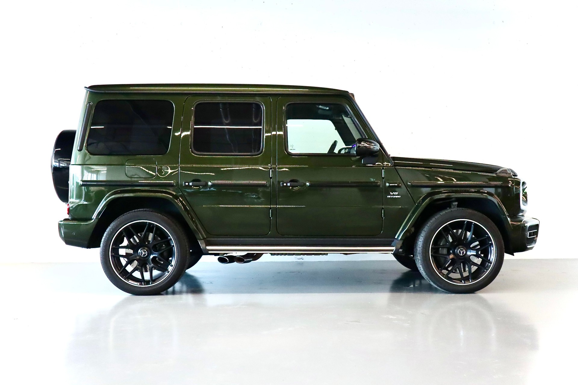 MERCEDES-BENZ G 63 AMG | SONDERLACKIERUNG | CARBON PAKET | GRÜNE BREMSSÄTTEL | STANDHEIZUNG | MASSAGESITZE-showroom-element-3