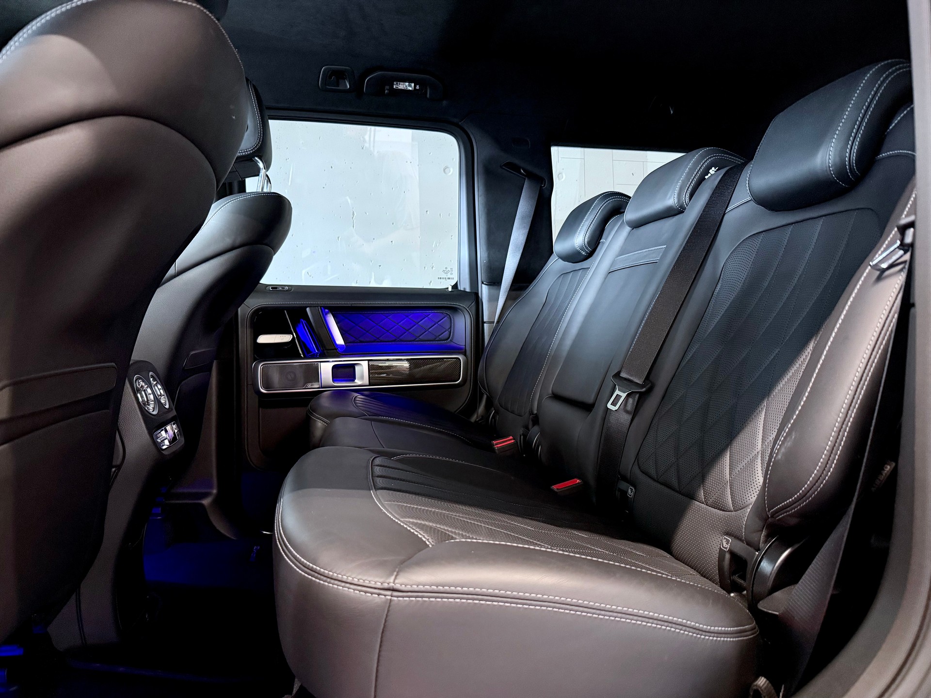 MERCEDES-BENZ G 63 AMG | SONDERLACKIERUNG | CARBON PAKET | GRÜNE BREMSSÄTTEL | STANDHEIZUNG | MASSAGESITZE-image-10