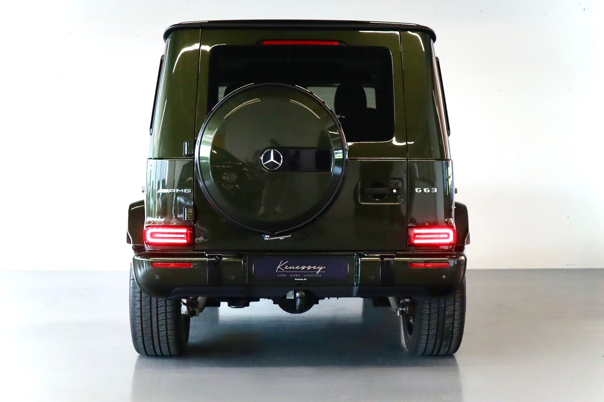 MERCEDES-BENZ G 63 AMG | SONDERLACKIERUNG | CARBON PAKET | GRÜNE BREMSSÄTTEL | STANDHEIZUNG | MASSAGESITZE-showroom-element-2