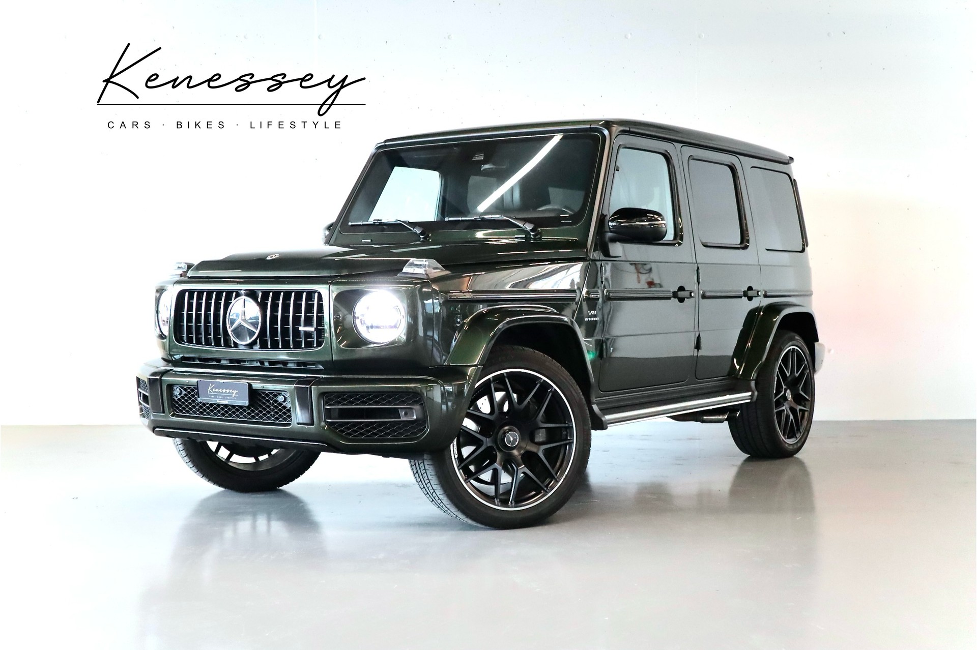 MERCEDES-BENZ G 63 AMG | SONDERLACKIERUNG | CARBON PAKET | GRÜNE BREMSSÄTTEL | STANDHEIZUNG | MASSAGESITZE