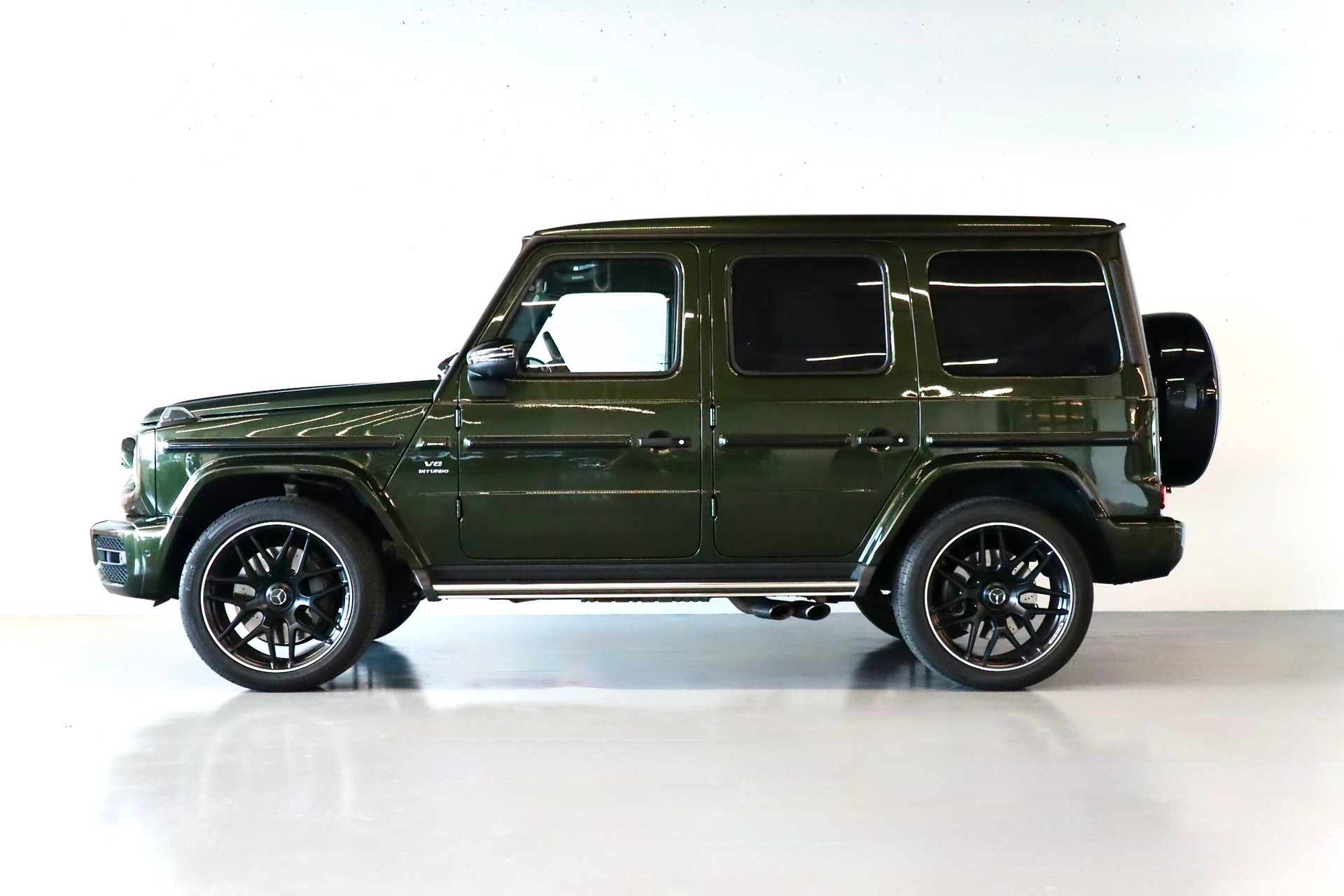 MERCEDES-BENZ G 63 AMG | SONDERLACKIERUNG | CARBON PAKET | GRÜNE BREMSSÄTTEL | STANDHEIZUNG | MASSAGESITZE-showroom-element-1