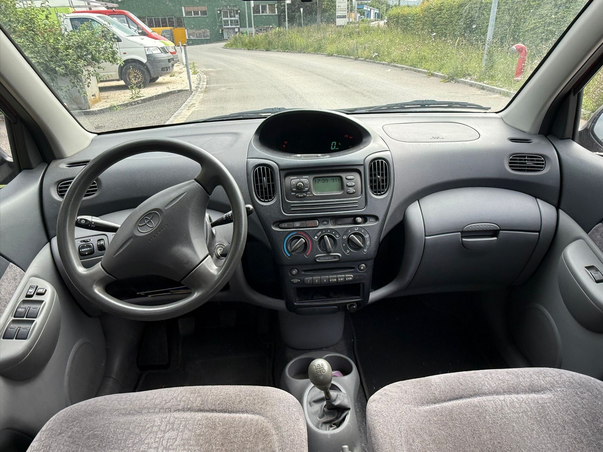 TOYOTA Yaris Verso 1.3 Linea Sol-image-2