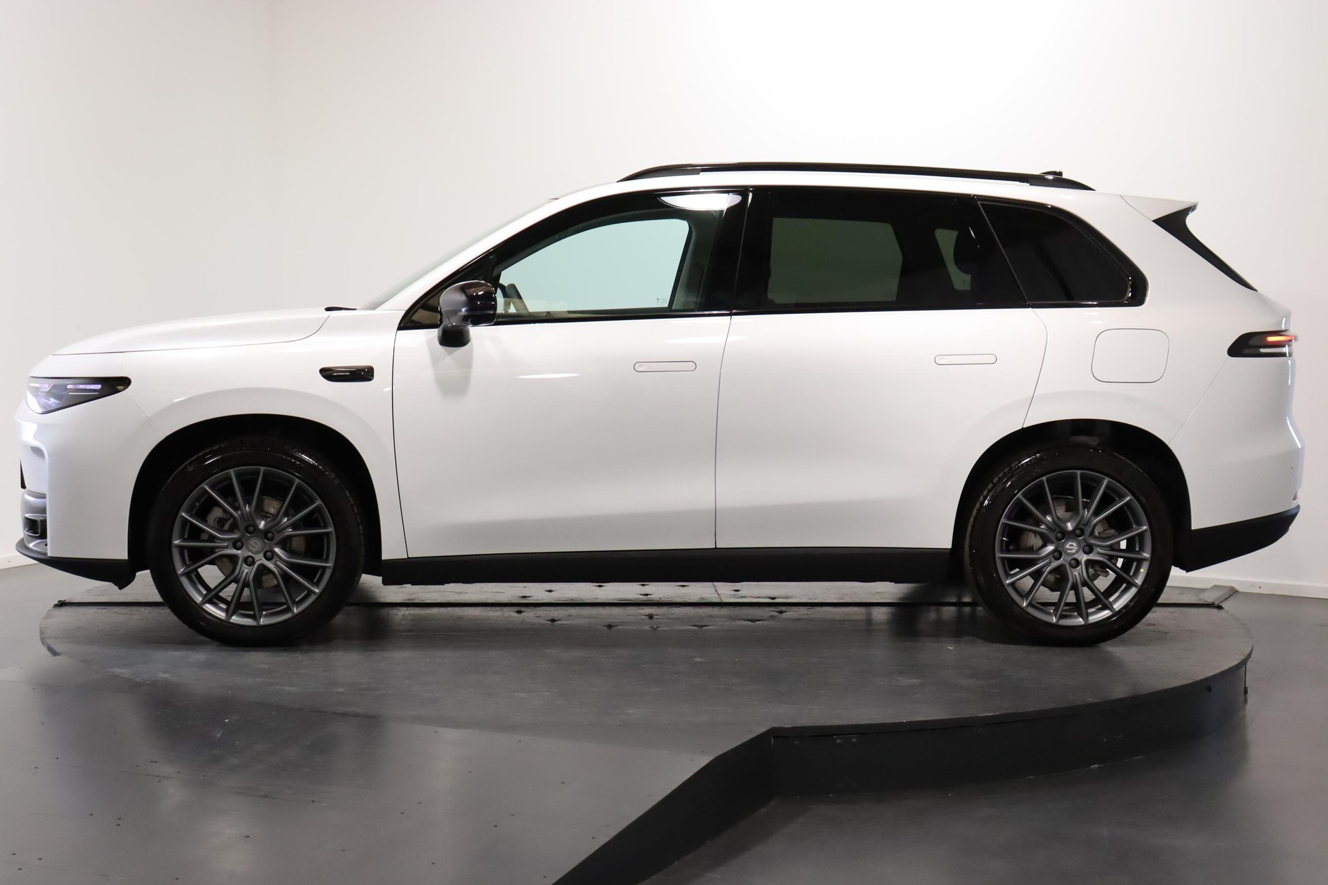 LEAPMOTOR C10 1.5 REEV Design-showroom-element-1