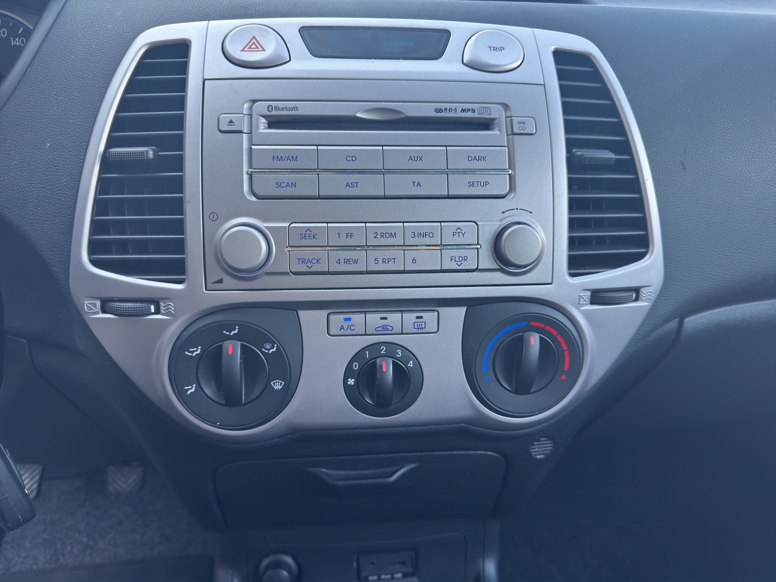 HYUNDAI i20 1.4 Style-image-16